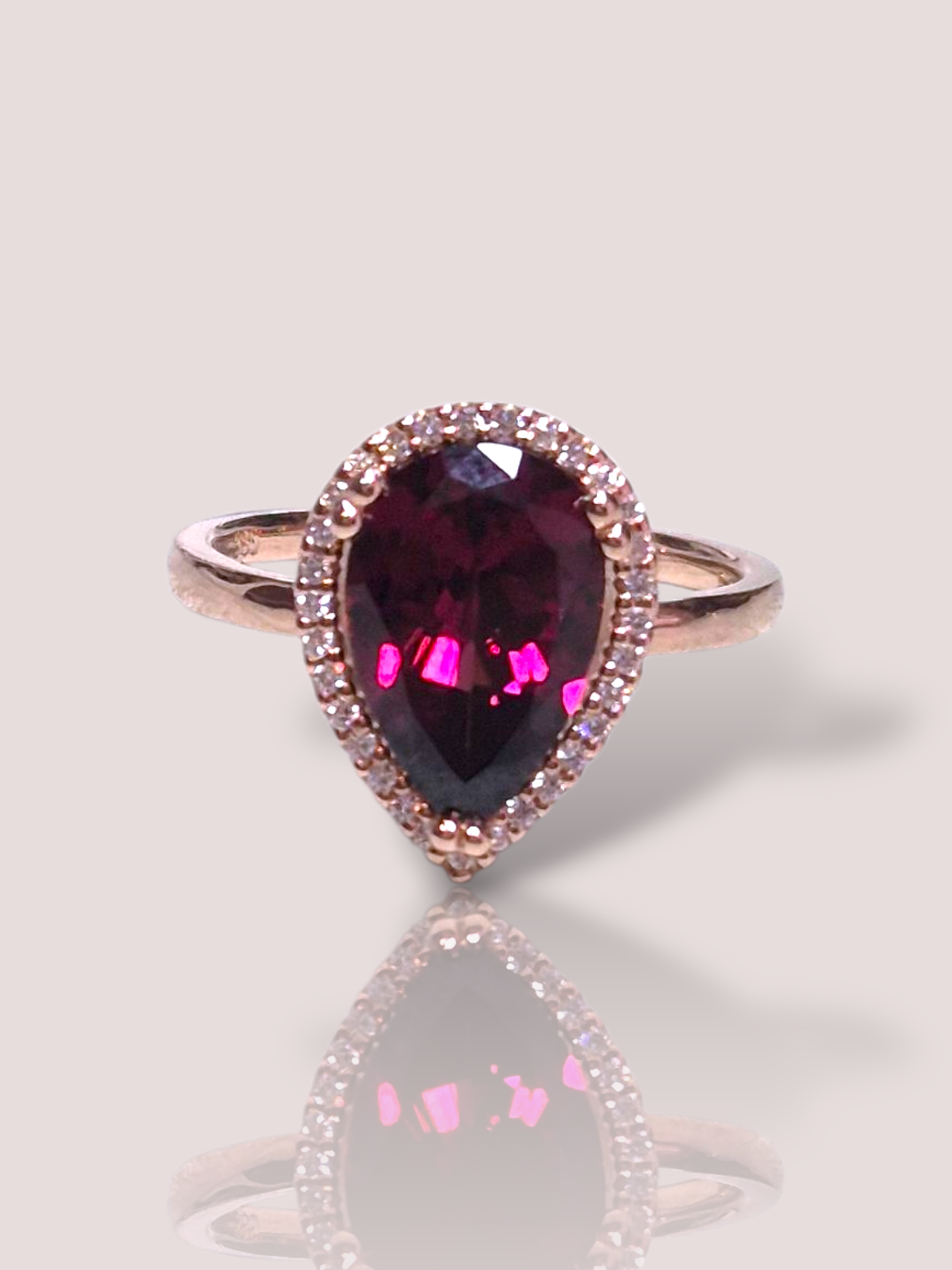 De Rhodoliet & Diamant Rose Ring, is een verfijnd juweel in 14k goud. Versierd met schitterende rhodoliet en diamanten, straalt het luxe uit. Draag deze ring als statementstuk bij formele gelegenheden of verfijn uw dagelijkse look. Perfect voor zowel feestelijke als alledaagse momenten, benadrukt het elke outfit met een vleugje elegantie.