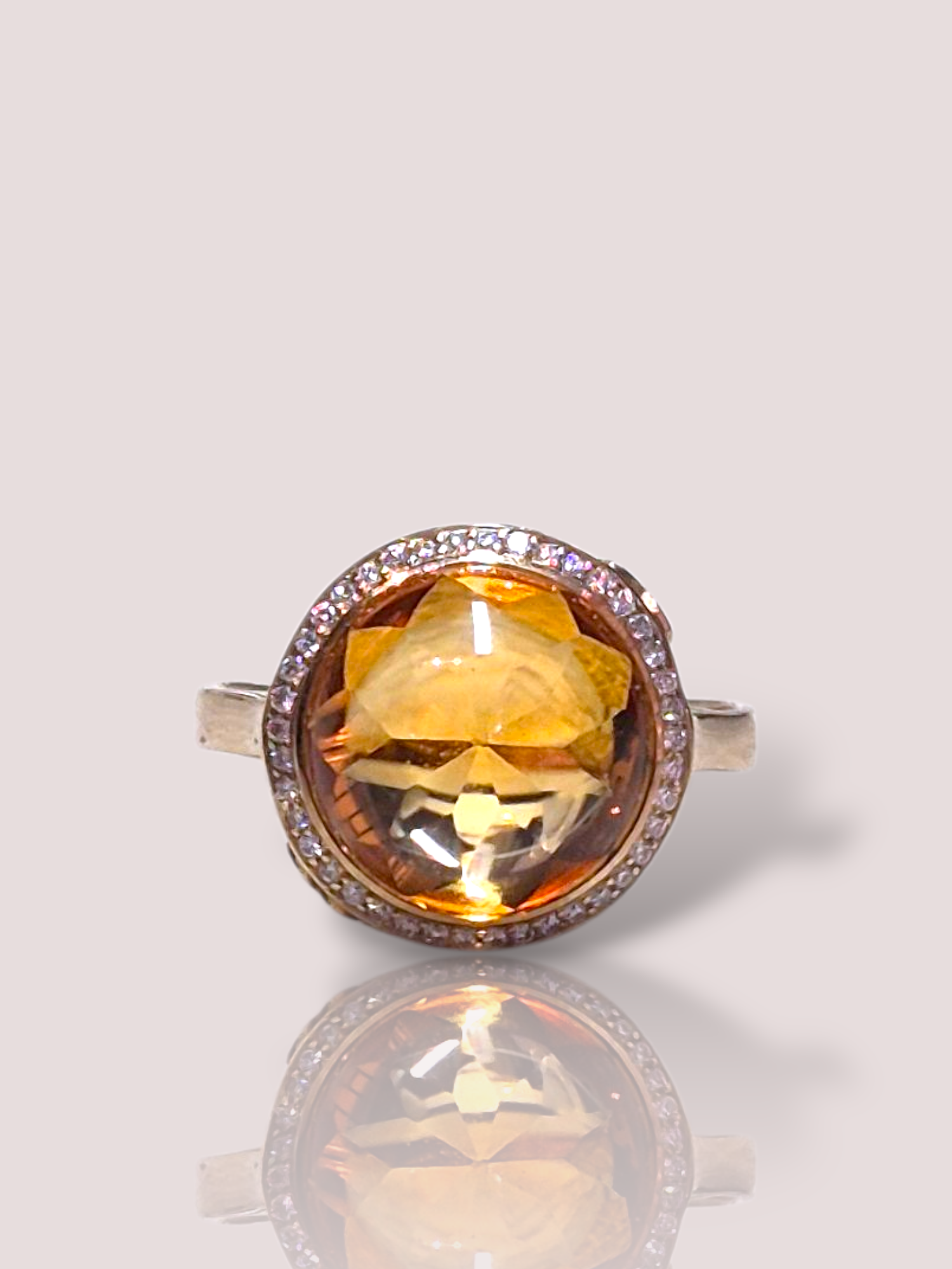 Deze prachtige ring, combineert geslepen citrien met sprankelende SI1 zuiverheid diamanten. De ring is vervaardigd uit geelgoud en heeft een ringsize van 58 en een totaal gewicht van 5 gram. Perfect voor een elegante en verfijnde look. Draag het solo voor een subtiele uitstraling of combineer met andere sieraden voor extra glamour.