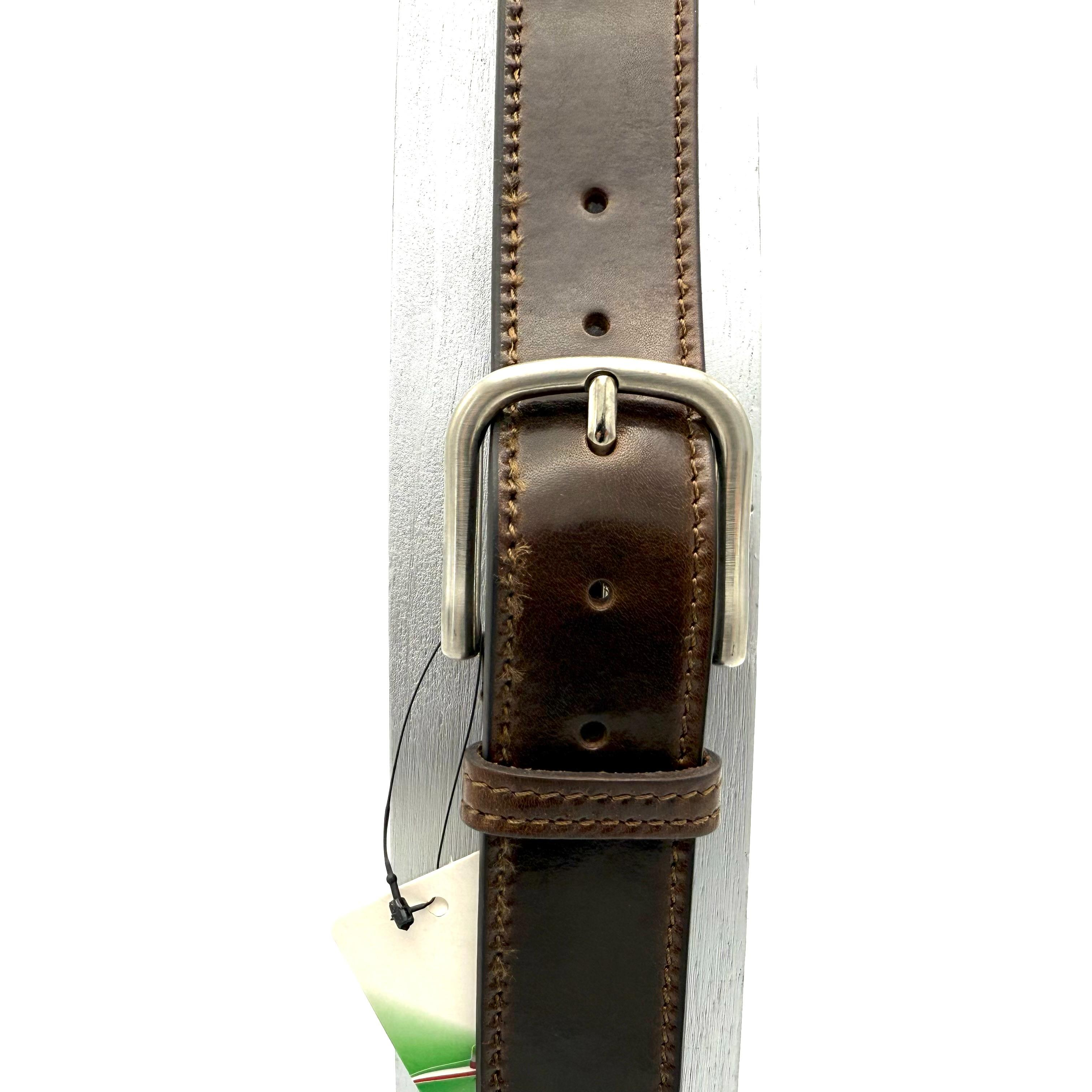 Luxe Leren Riem – Handgemaakt in Italië

Ontdek de perfecte combinatie van stijl, vakmanschap en duurzaamheid met deze hoogwaardige leren riem. Gemaakt van mooi, stevig leer uit Italië, staat deze riem garant voor jarenlang draagplezier. Het leer is met zorg geselecteerd en op ambachtelijke wijze verwerkt voor een luxe uitstraling en comfortabele pasvorm.

Kenmerken:

Premium Italiaans leer – soepel én stevig

Met de hand gestikt langs de zijkanten voor extra detail en duurzaamheid

Verstelbaar naar iedere gewenste lengte – eenvoudig zelf in te korten

Tijdloos design dat past bij zowel zakelijke als casual outfits

Deze riem is ideaal voor wie op zoek is naar een duurzame, stijlvolle accessoire met een verhaal. Dankzij het aanpasbare ontwerp is hij geschikt voor elke taillemaat en blijft hij jarenlang in topvorm.

Waarom kiezen voor een leren riem uit Italië?

Italiaans leer staat wereldwijd bekend om zijn uitzonderlijke kwaliteit en afwerking. Elke riem wordt vervaardigd met oog voor detail en respect voor het materiaal. Een investering in een Italiaans leren riem is een keuze voor stijl, duurzaamheid en klasse.

Bestel nu en ervaar het verschil van ambachtelijk Italiaans vakmanschap.
