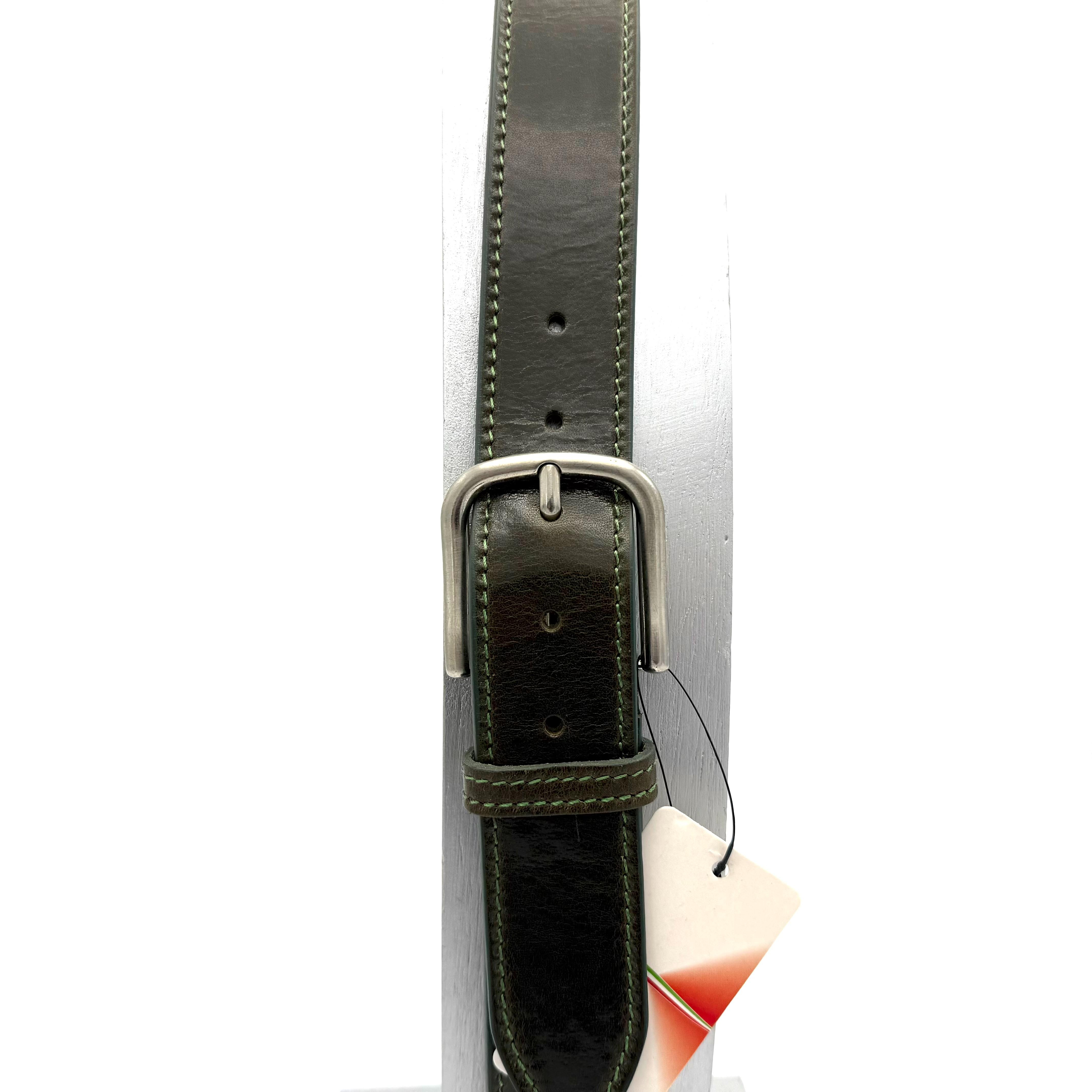 Luxe Leren Riem – Handgemaakt in Italië

Ontdek de perfecte combinatie van stijl, vakmanschap en duurzaamheid met deze hoogwaardige leren riem. Gemaakt van mooi, stevig leer uit Italië, staat deze riem garant voor jarenlang draagplezier. Het leer is met zorg geselecteerd en op ambachtelijke wijze verwerkt voor een luxe uitstraling en comfortabele pasvorm.

Kenmerken:

Premium Italiaans leer – soepel én stevig

Met de hand gestikt langs de zijkanten voor extra detail en duurzaamheid

Verstelbaar naar iedere gewenste lengte – eenvoudig zelf in te korten

Tijdloos design dat past bij zowel zakelijke als casual outfits

Deze riem is ideaal voor wie op zoek is naar een duurzame, stijlvolle accessoire met een verhaal. Dankzij het aanpasbare ontwerp is hij geschikt voor elke taillemaat en blijft hij jarenlang in topvorm.

Waarom kiezen voor een leren riem uit Italië?

Italiaans leer staat wereldwijd bekend om zijn uitzonderlijke kwaliteit en afwerking. Elke riem wordt vervaardigd met oog voor detail en respect voor het materiaal. Een investering in een Italiaans leren riem is een keuze voor stijl, duurzaamheid en klasse.

Bestel nu en ervaar het verschil van ambachtelijk Italiaans vakmanschap.