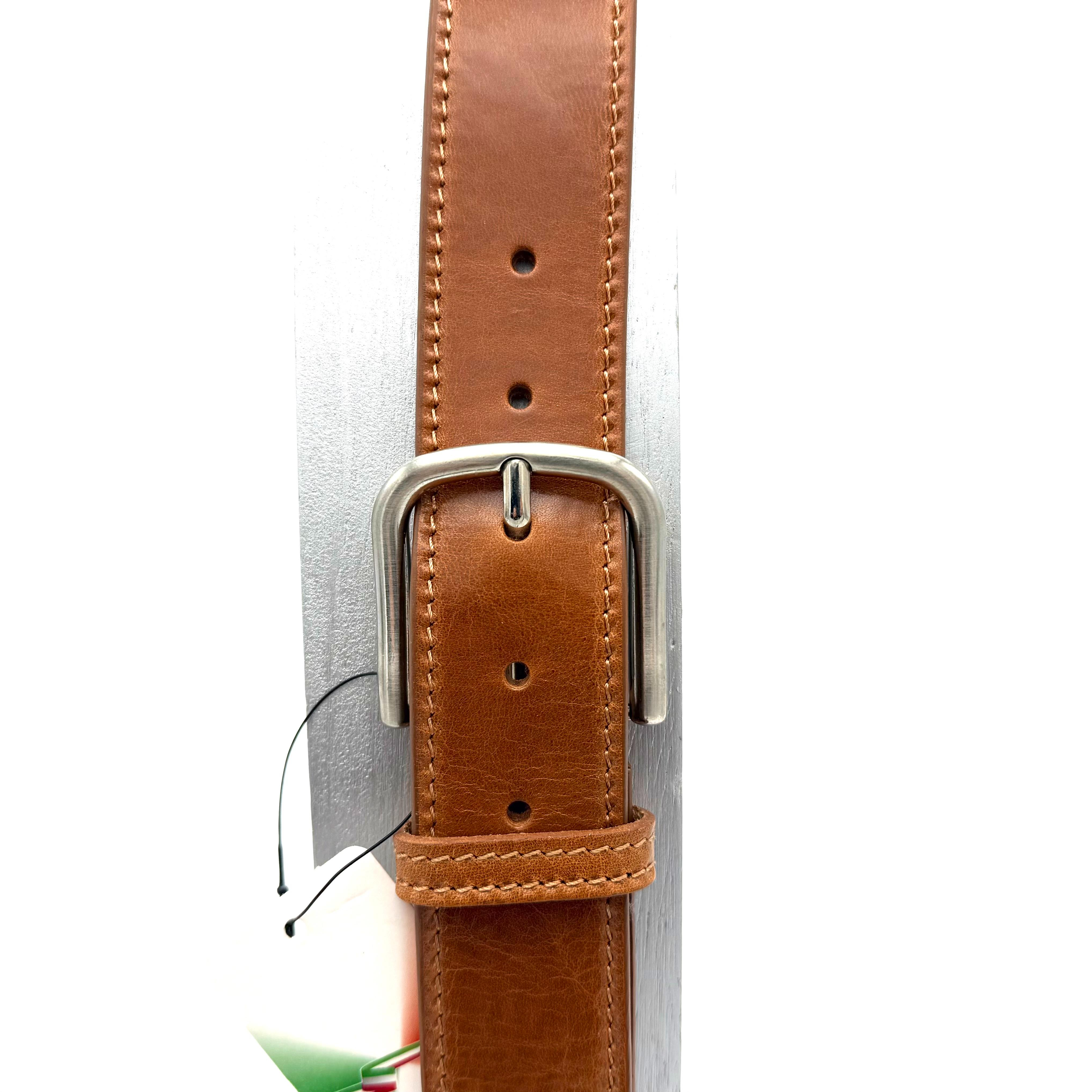 Luxe Leren Riem – Handgemaakt in Italië

Ontdek de perfecte combinatie van stijl, vakmanschap en duurzaamheid met deze hoogwaardige leren riem. Gemaakt van mooi, stevig leer uit Italië, staat deze riem garant voor jarenlang draagplezier. Het leer is met zorg geselecteerd en op ambachtelijke wijze verwerkt voor een luxe uitstraling en comfortabele pasvorm.

Kenmerken:

Premium Italiaans leer – soepel én stevig

Met de hand gestikt langs de zijkanten voor extra detail en duurzaamheid

Verstelbaar naar iedere gewenste lengte – eenvoudig zelf in te korten

Tijdloos design dat past bij zowel zakelijke als casual outfits

Deze riem is ideaal voor wie op zoek is naar een duurzame, stijlvolle accessoire met een verhaal. Dankzij het aanpasbare ontwerp is hij geschikt voor elke taillemaat en blijft hij jarenlang in topvorm.

Waarom kiezen voor een leren riem uit Italië?

Italiaans leer staat wereldwijd bekend om zijn uitzonderlijke kwaliteit en afwerking. Elke riem wordt vervaardigd met oog voor detail en respect voor het materiaal. Een investering in een Italiaans leren riem is een keuze voor stijl, duurzaamheid en klasse.

Bestel nu en ervaar het verschil van ambachtelijk Italiaans vakmanschap.