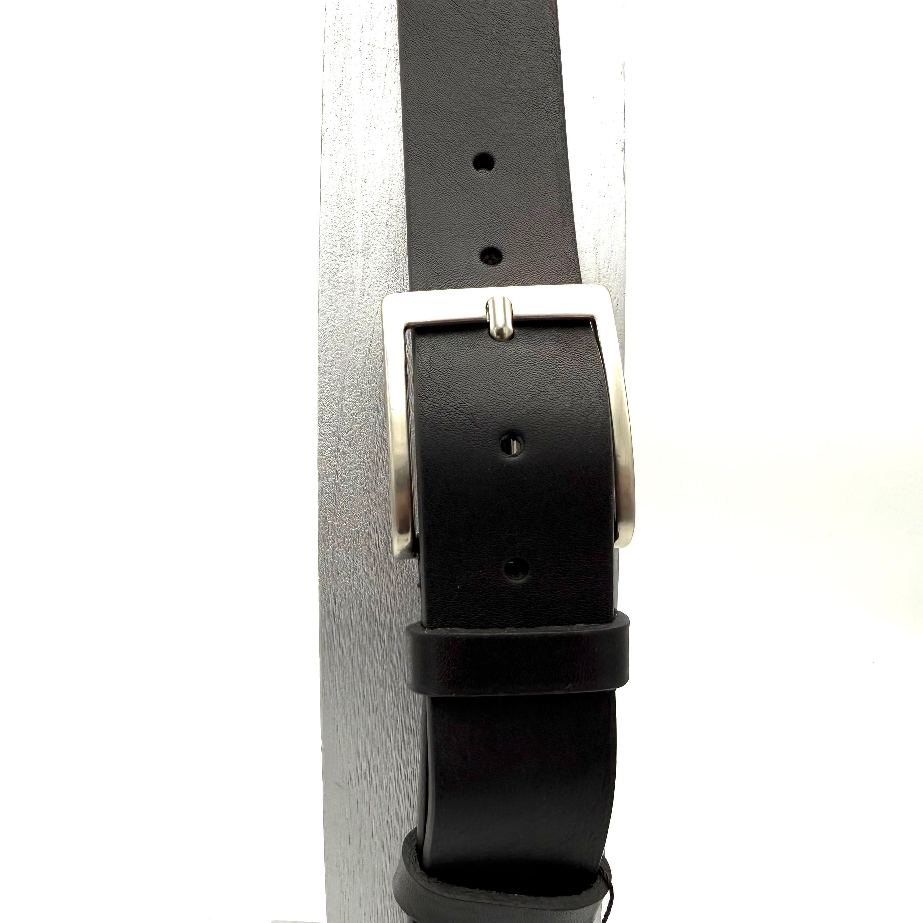 Italiaanse Leren Riem – Strak en Tijdloos Design

Ervaar de kracht van eenvoud met deze stijlvolle leren riem, gemaakt van glad, hoogwaardig leer uit Italië. Dankzij het minimalistische ontwerp – zonder zichtbare stiknaden – straalt deze riem pure klasse uit. Perfect voor wie houdt van een strak en modern uiterlijk, zonder concessies te doen aan kwaliteit.

Kenmerken:

Gemaakt van stevig, glad Italiaans leer

Strak afgewerkt zonder zijstiknaden voor een minimalistische look

Verstelbaar op maat – eenvoudig in te korten naar elke gewenste lengte

Geschikt voor zowel zakelijke als casual outfits

Deze leren riem is een must-have voor iedereen die waarde hecht aan stijlvol design en duurzaam materiaal. De gladde afwerking geeft de riem een moderne en verfijnde uitstraling – ideaal voor dagelijks gebruik of als finishing touch bij een nette outfit.

Waarom kiezen voor Italiaans leer?

Italiaans leer staat bekend om zijn superieure kwaliteit, lange levensduur en luxe gevoel. Elke riem wordt zorgvuldig vervaardigd voor een perfecte combinatie van comfort, uitstraling en duurzaamheid.

Bestel vandaag nog en voeg een vleugje Italiaanse elegantie toe aan je garderobe.