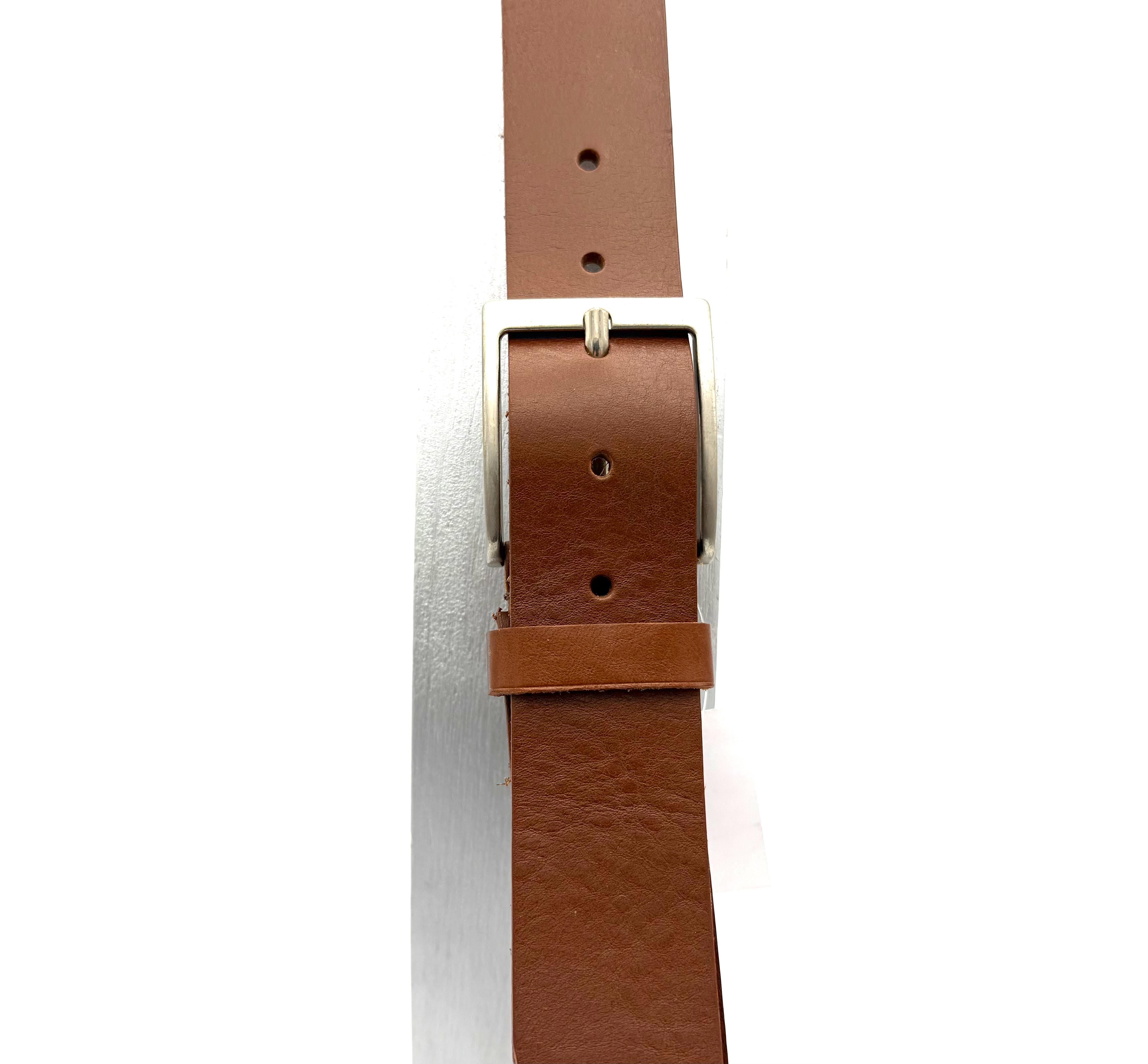 Italiaanse Leren Riem – Strak en Tijdloos Design

Ervaar de kracht van eenvoud met deze stijlvolle leren riem, gemaakt van glad, hoogwaardig leer uit Italië. Dankzij het minimalistische ontwerp – zonder zichtbare stiknaden – straalt deze riem pure klasse uit. Perfect voor wie houdt van een strak en modern uiterlijk, zonder concessies te doen aan kwaliteit.

Kenmerken:

Gemaakt van stevig, glad Italiaans leer

Strak afgewerkt zonder zijstiknaden voor een minimalistische look

Verstelbaar op maat – eenvoudig in te korten naar elke gewenste lengte

Geschikt voor zowel zakelijke als casual outfits

Deze leren riem is een must-have voor iedereen die waarde hecht aan stijlvol design en duurzaam materiaal. De gladde afwerking geeft de riem een moderne en verfijnde uitstraling – ideaal voor dagelijks gebruik of als finishing touch bij een nette outfit.

Waarom kiezen voor Italiaans leer?

Italiaans leer staat bekend om zijn superieure kwaliteit, lange levensduur en luxe gevoel. Elke riem wordt zorgvuldig vervaardigd voor een perfecte combinatie van comfort, uitstraling en duurzaamheid.

Bestel vandaag nog en voeg een vleugje Italiaanse elegantie toe aan je garderobe.