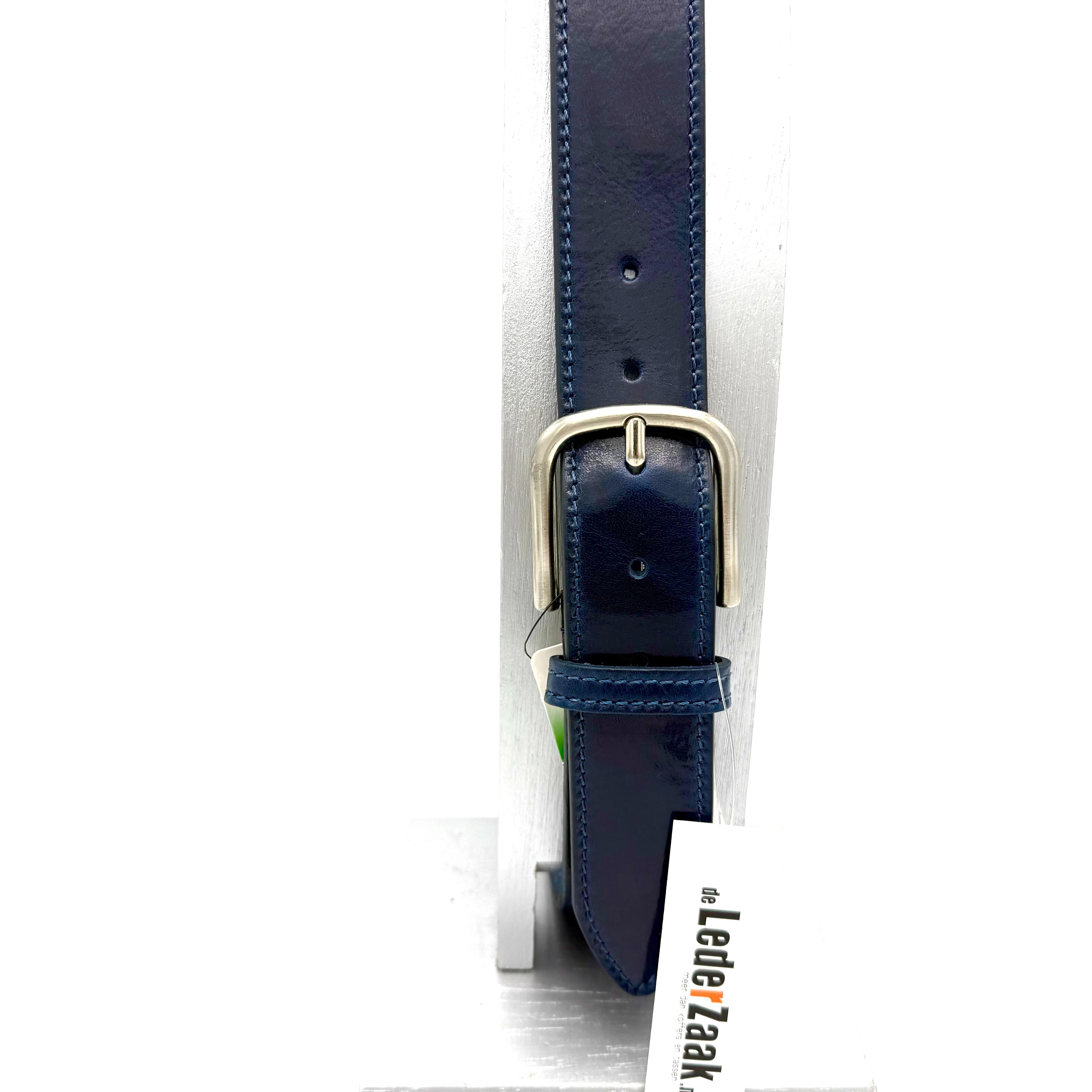 Luxe Leren Riem – Handgemaakt in Italië

Ontdek de perfecte combinatie van stijl, vakmanschap en duurzaamheid met deze hoogwaardige leren riem. Gemaakt van mooi, stevig leer uit Italië, staat deze riem garant voor jarenlang draagplezier. Het leer is met zorg geselecteerd en op ambachtelijke wijze verwerkt voor een luxe uitstraling en comfortabele pasvorm.

Kenmerken:

Premium Italiaans leer – soepel én stevig

Met de hand gestikt langs de zijkanten voor extra detail en duurzaamheid

Verstelbaar naar iedere gewenste lengte – eenvoudig zelf in te korten

Tijdloos design dat past bij zowel zakelijke als casual outfits

Deze riem is ideaal voor wie op zoek is naar een duurzame, stijlvolle accessoire met een verhaal. Dankzij het aanpasbare ontwerp is hij geschikt voor elke taillemaat en blijft hij jarenlang in topvorm.

Waarom kiezen voor een leren riem uit Italië?

Italiaans leer staat wereldwijd bekend om zijn uitzonderlijke kwaliteit en afwerking. Elke riem wordt vervaardigd met oog voor detail en respect voor het materiaal. Een investering in een Italiaans leren riem is een keuze voor stijl, duurzaamheid en klasse.

Bestel nu en ervaar het verschil van ambachtelijk Italiaans vakmanschap.