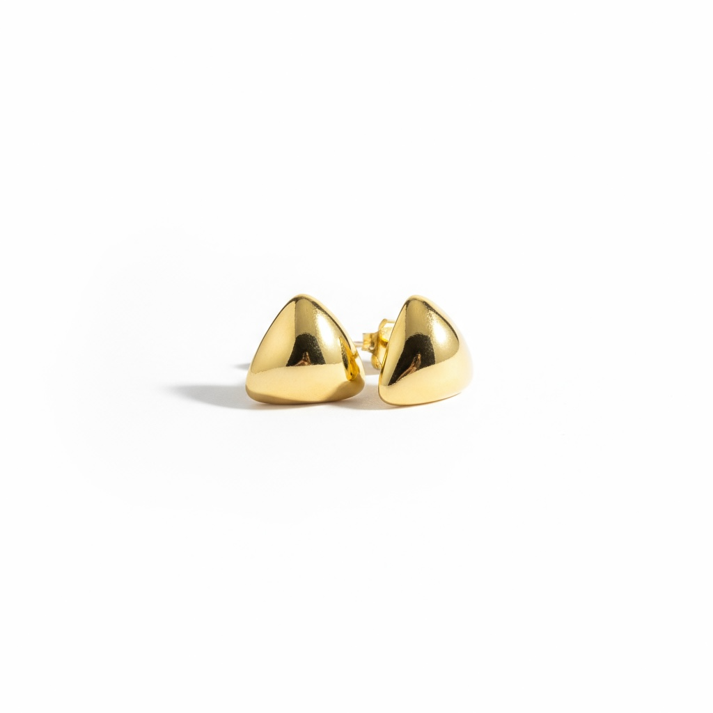 14k Geelgouden oorknoppen uitgevoerd in de vorm van een driehoek. De oorknoppen hebben een afmeting van 13.5x14mm.
