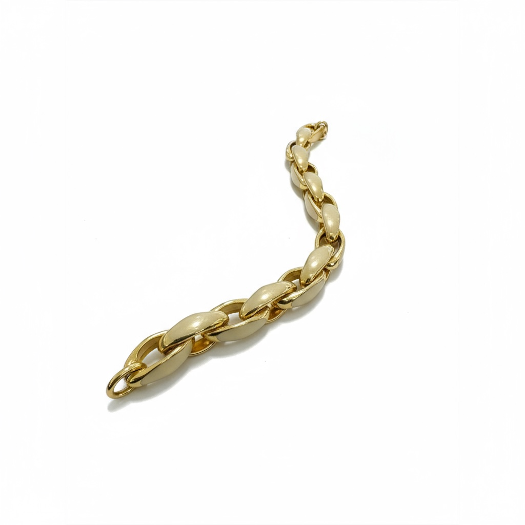 De armband is een verfijnd sieraad van een onbekend merk. Hij weegt 17,96 gram en valt onder de categorie 'Sieraad', specifiek een 'Armband'. Draag deze elegante armband om je pols voor een stijlvolle en klassieke uitstraling, perfect te combineren met zowel casual als formele outfits. 