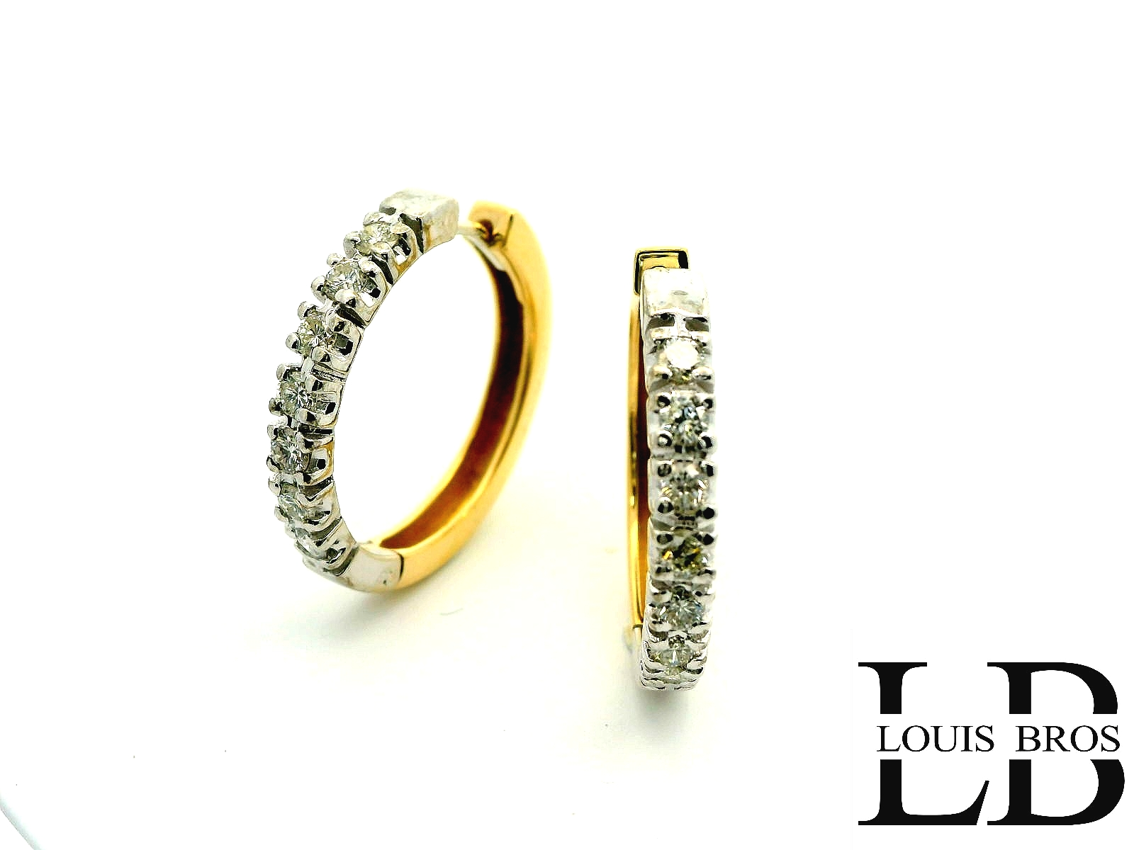Deze elegante oorringen zijn vervaardigd uit 14 karaat geel- en witgoud (5.gr) in een stijlvol bicolor design. Het geelgouden basisontwerp wordt prachtig gecombineerd met een rij fonkelende diamanten die in witgoud zijn gezet, waardoor het schitterende contrast extra wordt benadrukt.

De diamanten zijn zorgvuldig geplaatst in een rijzetting, wat zorgt voor een tijdloze en luxe uitstraling. Dankzij het praktische klapslot zijn de oorringen veilig en comfortabel te dragen.

Kenmerken:

Materiaal: 14 karaat geel- en witgoud (585)

Edelstenen: Diamant

Sluiting: Klapsluiting

Design: Bicolor, met diamant bezet aan de voorzijde

Deze oorringen zijn perfect voor zowel dagelijks gebruik als voor speciale gelegenheden en combineren moeiteloos met andere sieraden.