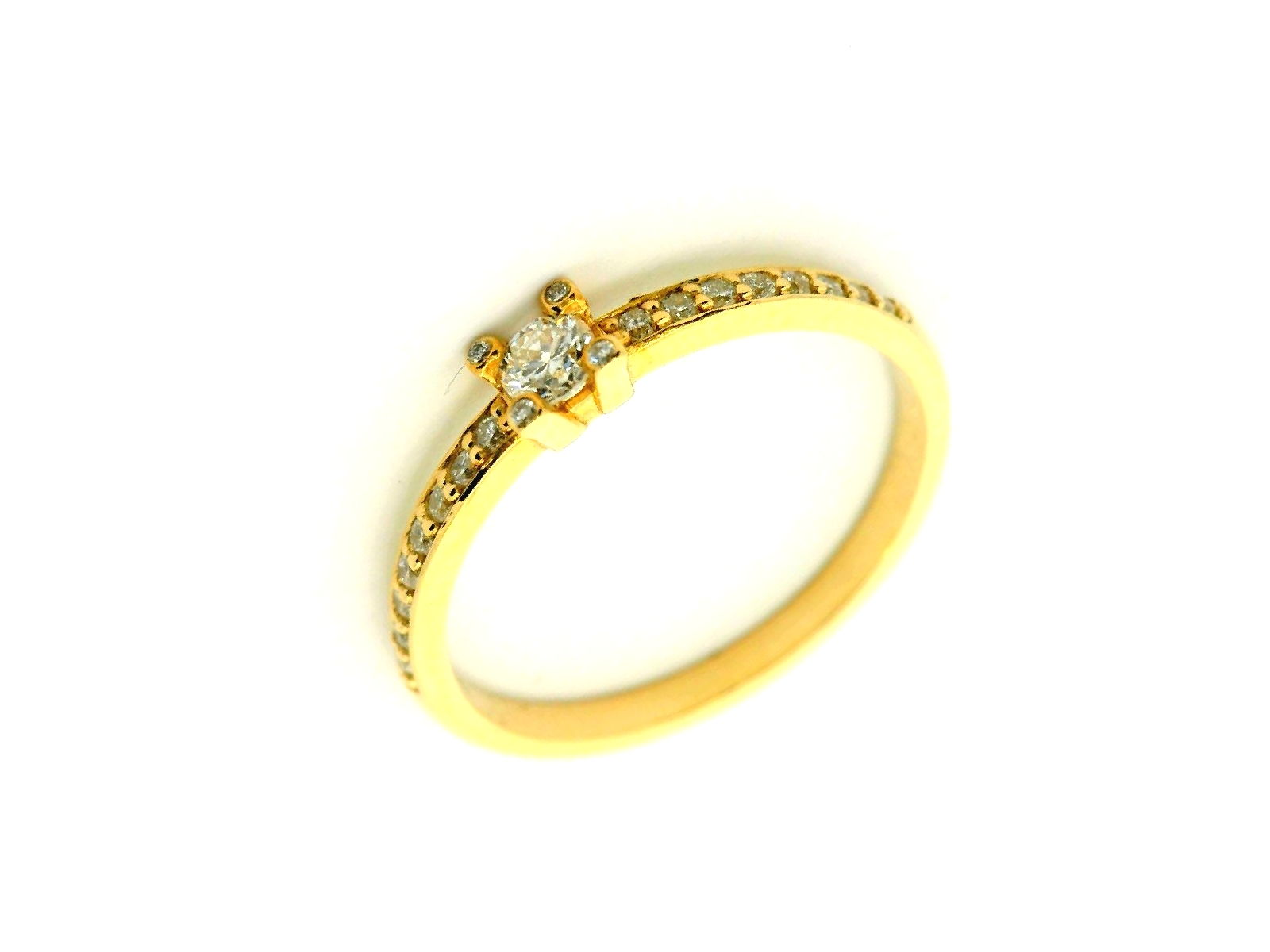 Deze verfijnde solitair ring is uitgevoerd in 14 karaat geelgoud (3. gr) en straalt tijdloze elegantie uit. Het ontwerp wordt gekenmerkt door een schitterende centrale diamant, die de blikvanger vormt van de ring. Rondom de middensteen zijn extra diamanten pavé gezet, wat zorgt voor een prachtige fonkeling vanuit elke hoek.

De warme gloed van geelgoud in combinatie met de sprankelende diamanten maakt dit sieraad een symbool van luxe en verfijning. Perfect als verlovingsring, maar ook als een bijzonder cadeau of een stijlvolle aanvulling op uw eigen sieradencollectie.

Kenmerken:

Materiaal: 14 karaat geelgoud (585)

Edelstenen: 1 centrale diamant + meerdere diamanten rondom

Stijl: Solitair met pavé/rondomzetting

Uitstraling: Tijdloos, elegant en luxueus.
De ring is verkrijgbaar in meerdere afmetingen.