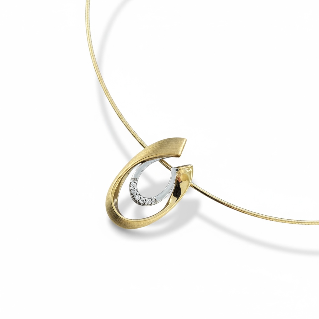Ideaal om elke outfit te verrijken, deze hanger kan stijlvol gedragen worden aan een geelgouden of witgouden collier. Combineer met bijpassende oorbellen of armband voor een chique uitstraling. Perfect voor zowel dagelijks gebruik als speciale gelegenheden.