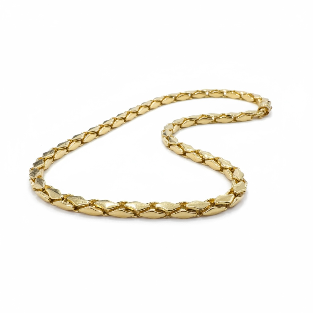 Dit is een elegant gouden armband dat een vleugje luxe en verfijning aan elke outfit toevoegt. De armband is perfect te combineren met zowel formele als informele kledingstijlen. Draag het losjes om de pols voor een ontspannen look of strakker voor een klassieke uitstraling. Ideaal voor elke gelegenheid en dagelijkse elegantie.