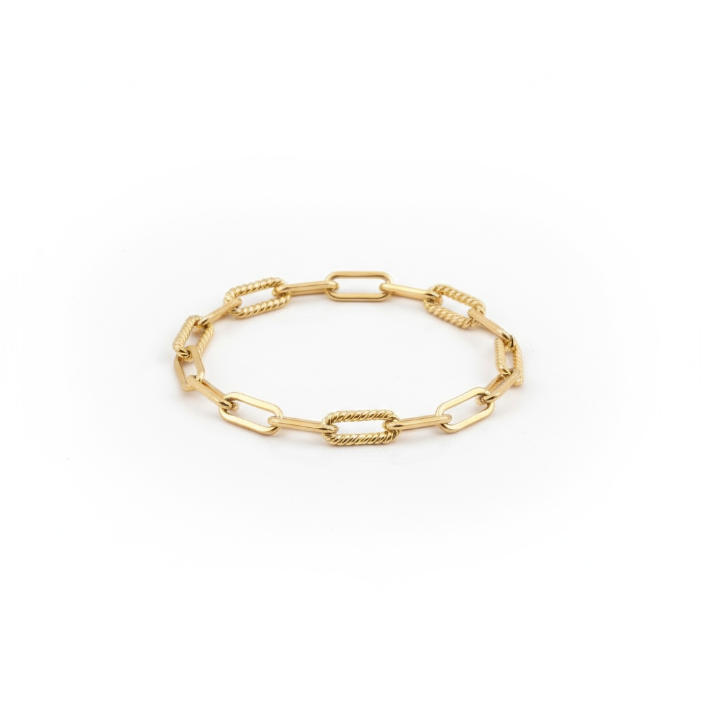 Close for ever is een elegante armband van een onbekend merk in de categorie sieraad. Deze geelgouden armband is perfect om elke outfit te verfraaien en kan zowel dagelijks als bij speciale gelegenheden worden gedragen. Combineer het met andere gouden sieraden voor een stijlvolle look of draag het solo voor een subtiele elegantie.