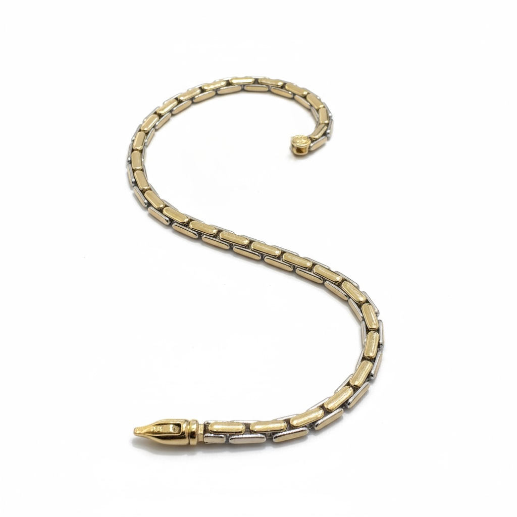 Deze bicolor armband is een prachtige stuk, ideaal voor elke gelegenheid. Deze stijlvolle armband past perfect om de pols en voegt een vleugje elegantie toe aan elke outfit. Draag hem solo voor een subtiele look of combineer hem met andere sieraden voor een gedurfde stijl. Een must-have accessoire voor de moderne vrouw.
