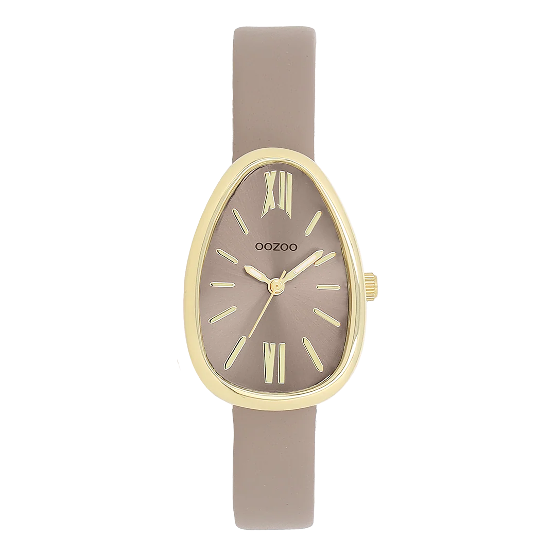 Val op met dit prachtige eivormige dameshorloge uit de trendy OOZOO Timepieces-collectie. De C11637 heeft een taupe leren band en een 31x22 mm goudkleurige metalen horlogekast. Maak een echt fashion statement met deze taupe sunray wijzerplaat, goudkleurige strepen, Romeinse cijfers en bijpassende wijzers. Dit onmisbare horloge voor je garderobe heeft mineraalglas, een roestvrijstalen achterplaat en is nikkelbestendig. Dit horloge heeft een 2ATM Japans uurwerk en wordt geleverd met 2 jaar garantie