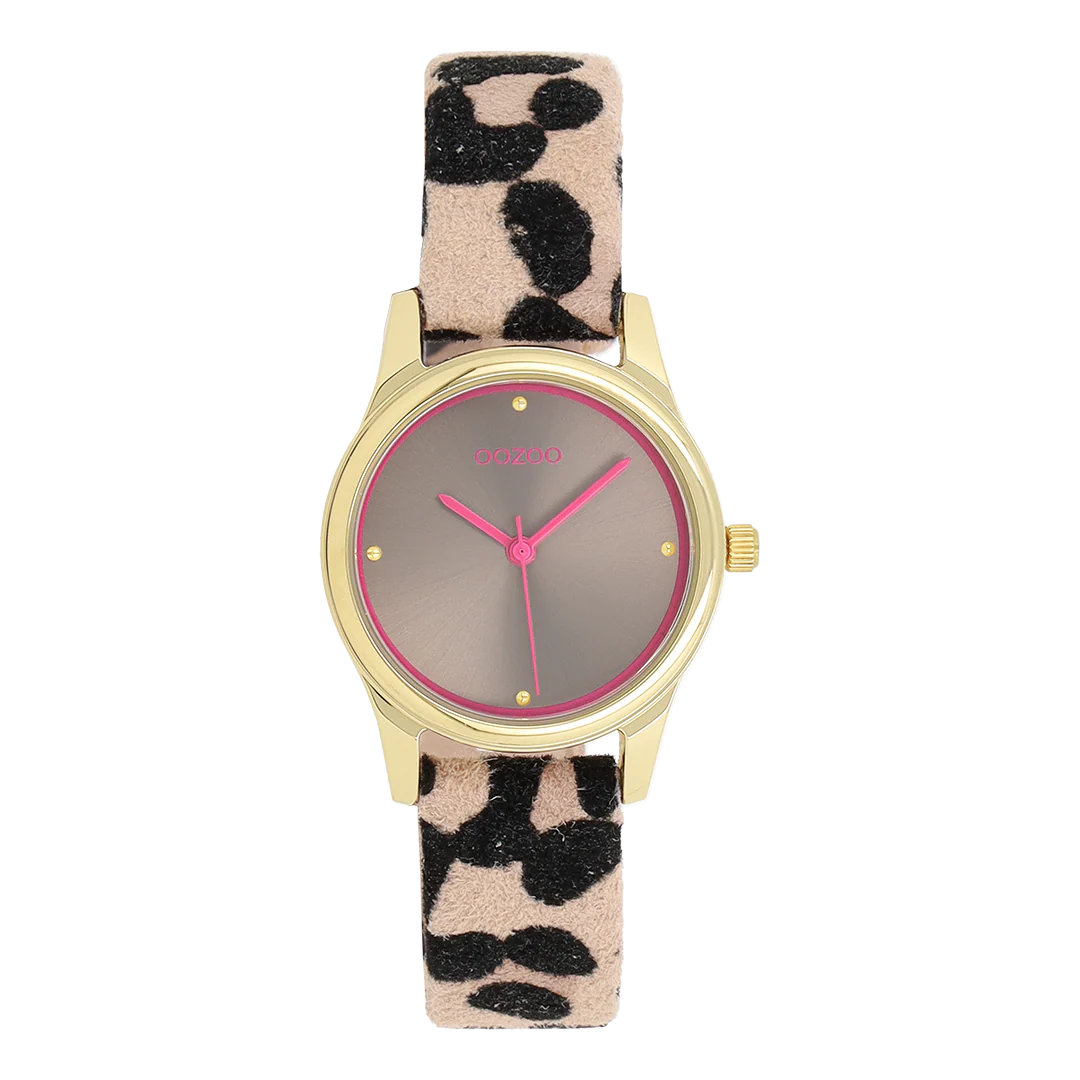 Timepieces-collectie. De C11626 heeft een bruin/zwarte leren band met luipaardprint en een 28 mm goudkleurige metalen horlogekast. Maak een echt fashion statement met deze taupekleurige sunray wijzerplaat, goudkleurige stippen en fluoroze wijzers. Dit onmisbare horloge voor je garderobe heeft mineraalglas, een roestvrijstalen achterplaat en is nikkelbestendig. Dit horloge heeft een 2ATM Japans uurwerk en wordt geleverd met 2 jaar garantie