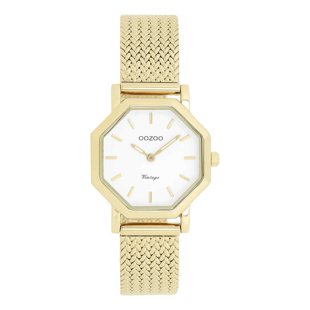 De klassieke look blijft centraal staan ​​in deze trendy serie en daarom is dit achthoekige OOZOO vintage design met een speelse knipoog dé must-have van het seizoen! Dit dameshorloge combineert mode en comfort met een 28x28 mm goudkleurige metalen horlogekast en witte wijzerplaat. De goudkleurige metalen V-mesh band maakt dit horloge tot een trendy accessoire dat je elke dag kunt dragen. De wijzerplaat heeft goudkleurige streepjescijfers en bijpassende wijzers. Het C20436-horloge geeft je outfit een sprankeling. Het mineraalglas ligt in een mm dunne metalen horlogekast met IP-coating. Dit ontwerp heeft een roestvrijstalen achterplaat en is nikkelvrij. Dit horloge heeft een 2ATM Japans uurwerk en wordt geleverd met 2 jaar garantie