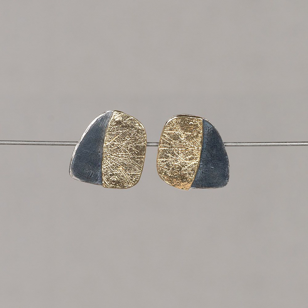 Mooie oorbellen gemaakt van 925 geoxideerd sterling zilver en verguld zilver. 