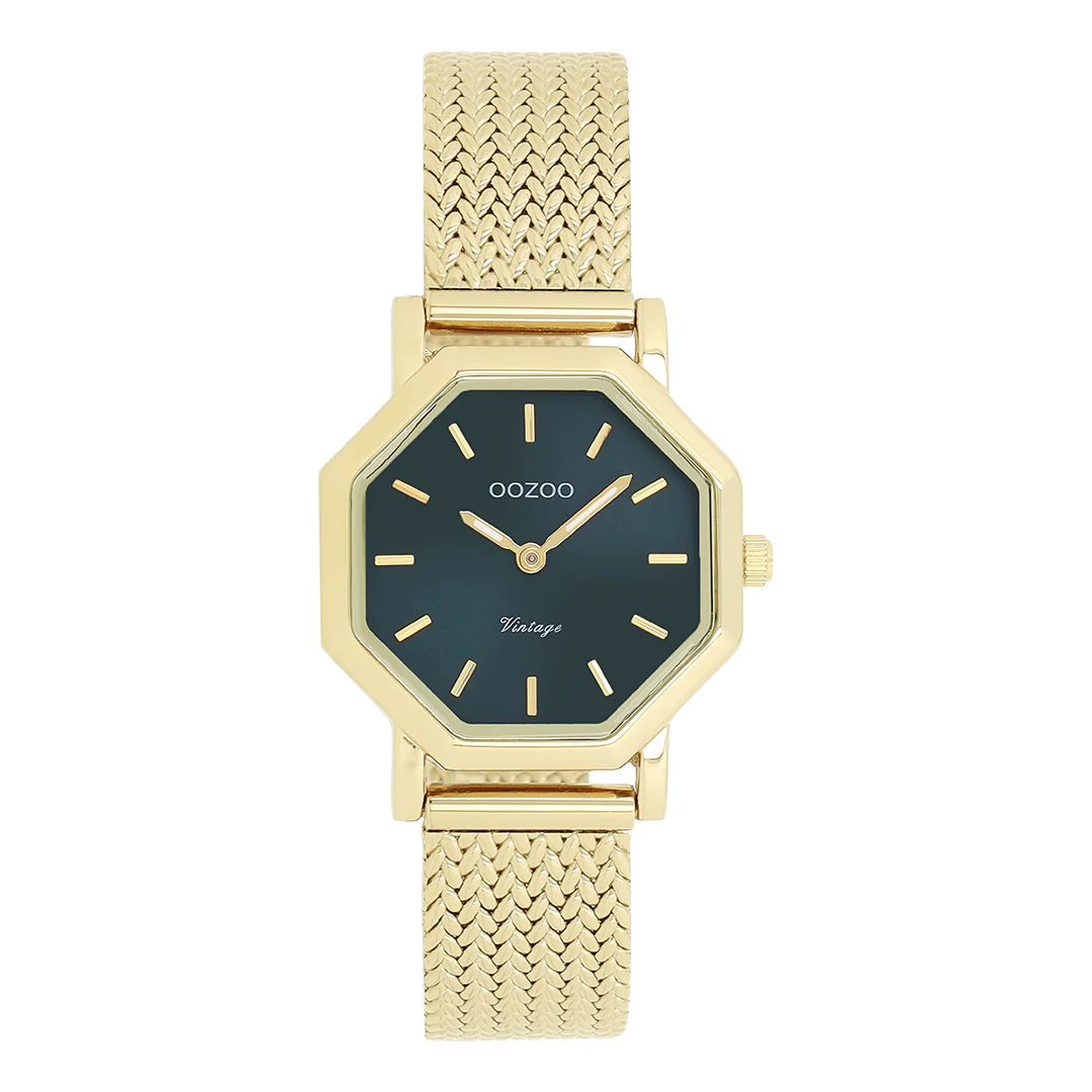 De klassieke look blijft centraal staan ​​in deze trendy serie en daarom is dit achthoekige OOZOO vintage design met een speelse knipoog dé must-have van het seizoen! Dit dameshorloge combineert mode en comfort met een 28x28 mm goudkleurige metalen horlogekast en een donkergroene sunray wijzerplaat. De goudkleurige metalen V-mesh band maakt dit horloge tot een trendy accessoire dat je elke dag kunt dragen. De wijzerplaat heeft goudkleurige streepjescijfers en bijpassende wijzers. Het C20438-horloge geeft je outfit een sprankeling. Het mineraalglas ligt in een mm dunne metalen horlogekast met IP-coating. Dit ontwerp heeft een roestvrijstalen achterplaat en is nikkelvrij. Dit horloge heeft een 2ATM Japans uurwerk en wordt geleverd met 2 jaar garantie.
