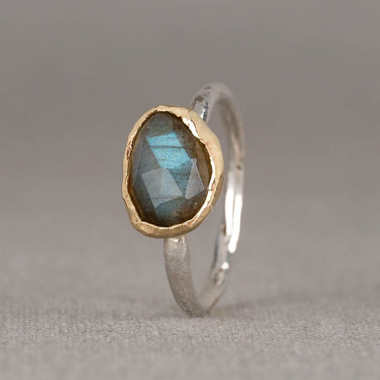 Een bijzondere ring gemaakt van 925 sterling zilver, 9 karaat en de edelsteen Labradoriet. 