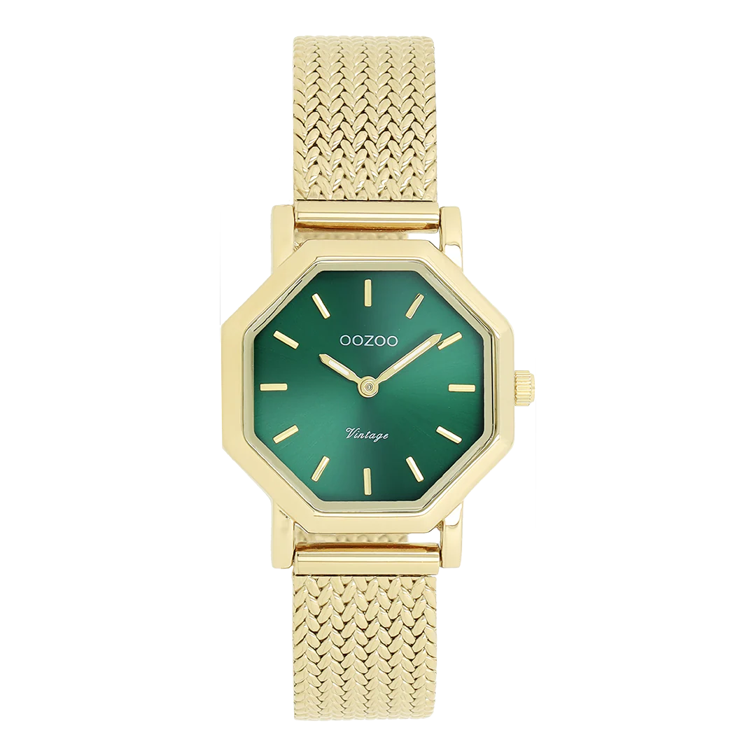 De klassieke look blijft centraal staan ​​in deze trendy serie en daarom is dit achthoekige OOZOO vintage design met een speelse knipoog dé must-have van het seizoen! Dit dameshorloge combineert mode en comfort met een 28x28 mm goudkleurige metalen horlogekast en een groene sunray wijzerplaat. De goudkleurige metalen V-mesh band maakt dit horloge tot een trendy accessoire dat je elke dag kunt dragen. De wijzerplaat heeft goudkleurige streepjescijfers en bijpassende wijzers. Het C20437-horloge geeft je outfit een sprankeling. Het mineraalglas ligt in een mm dunne metalen horlogekast met IP-coating. Dit design heeft een roestvrijstalen achterplaat en is nikkelvrij. Dit horloge heeft een 2ATM Japans uurwerk en wordt geleverd met 2 jaar garantie.