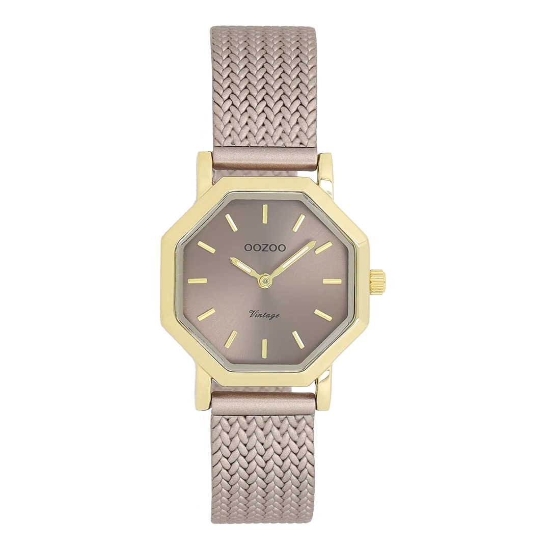 De klassieke look blijft centraal staan ​​in deze trendy serie en daarom is dit achthoekige OOZOO vintage design met een speelse knipoog dé must-have van het seizoen! Dit dameshorloge combineert mode en comfort met een 28x28 mm goudkleurige metalen horlogekast en een taupekleurige sunray wijzerplaat. De taupekleurige metalen V-mesh band maakt dit horloge tot een trendy accessoire dat je elke dag kunt dragen. De wijzerplaat heeft goudkleurige streepjescijfers en bijpassende wijzers. Het C20439-horloge geeft je outfit een sprankeling. Het mineraalglas ligt in een mm dunne metalen horlogekast met IP-coating. Dit design heeft een roestvrijstalen achterplaat en is nikkelvrij. Dit horloge heeft een 2ATM Japans uurwerk en wordt geleverd met 2 jaar garantie.
