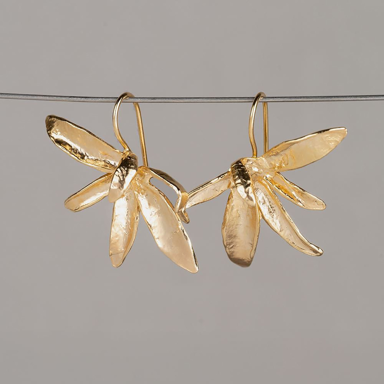 Prachtige oorhangers geïnspireerd op de orchidee. Deze oorhangers zijn gemaakt van verguld zilver.