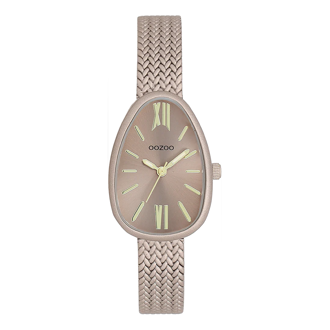Val op met dit prachtige eivormige dameshorloge uit de trendy OOZOO Timepieces-collectie. De C11644 heeft een matte taupe metalen V-mesh band en een taupe matte horlogekast van 31x22 mm. Maak een echt fashion statement met deze taupe sunray wijzerplaat, goudkleurige strepen, Romeinse cijfers en bijpassende wijzers. Dit onmisbare horloge voor je garderobe heeft mineraalglas, een roestvrijstalen achterplaat en is nikkelbestendig. Dit horloge heeft een 2ATM Japans uurwerk en wordt geleverd met 2 jaar garantie 