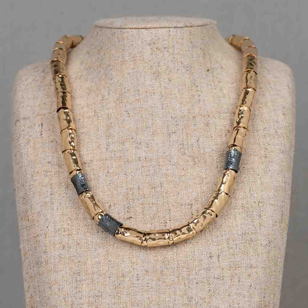 Een bijzonder collier gemaakt van geoxideerd zilveren en Goldfilled grote buisjes. Combineer met de bijpassende armband voor een complete look!