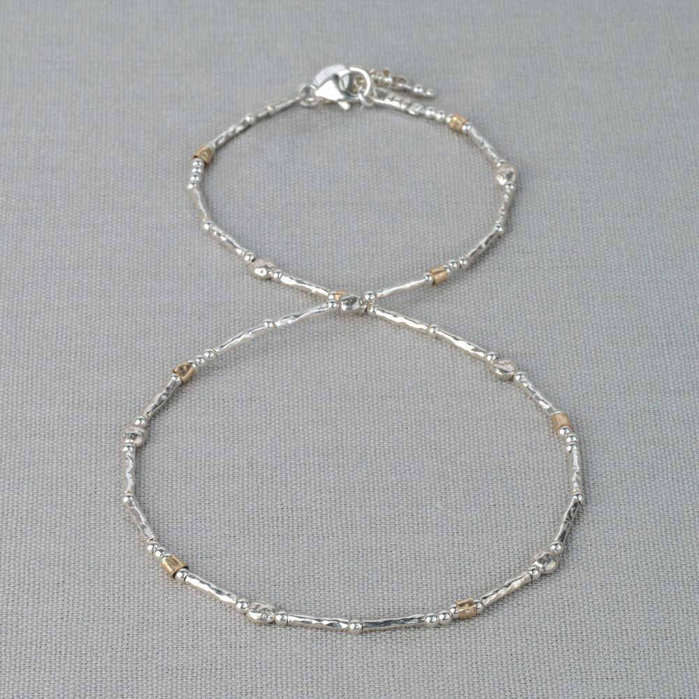 Een mooi en subtiel collier gemaakt van 925 sterling zilver in combinatie met Goldfilled. Tussen de zilveren buisjes vind je bolletjes gemaakt van Goldfilled. 
