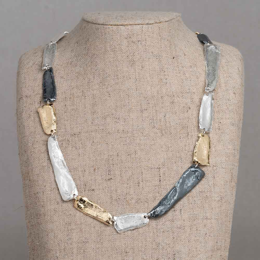 Een prachtig collier gemaakt van 925 (geoxideerd) sterling zilver en zilver verguld. De schakels hebben verschillende lengtes en vormen wat het collier extra bijzonder maakt. Het collier is verstelbaar waardoor je hem ook op een andere lengte kunt dragen. 