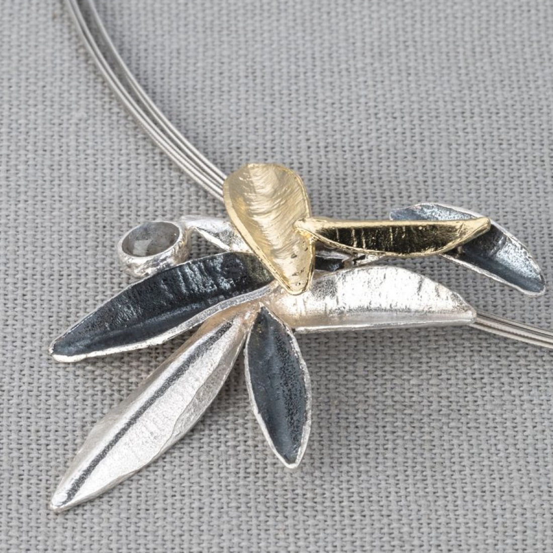 Deze hanger is exclusief collier.

Een prachtige hanger gemaakt van zilver, geoxideerd zilver en verguld zilver. De edelsteen labradoriet maakt de hanger extra speciaal.