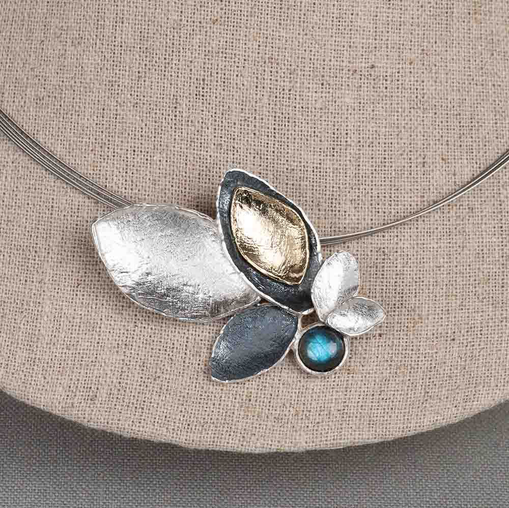 Hanger is exclusief collier.

Deze mooie hanger is gemaakt van 925 sterling zilver, geoxideerd zilver en zilver verguld. Deze bladvormige hanger, met labradoriet is prachtig aan een staaldraad spang. 