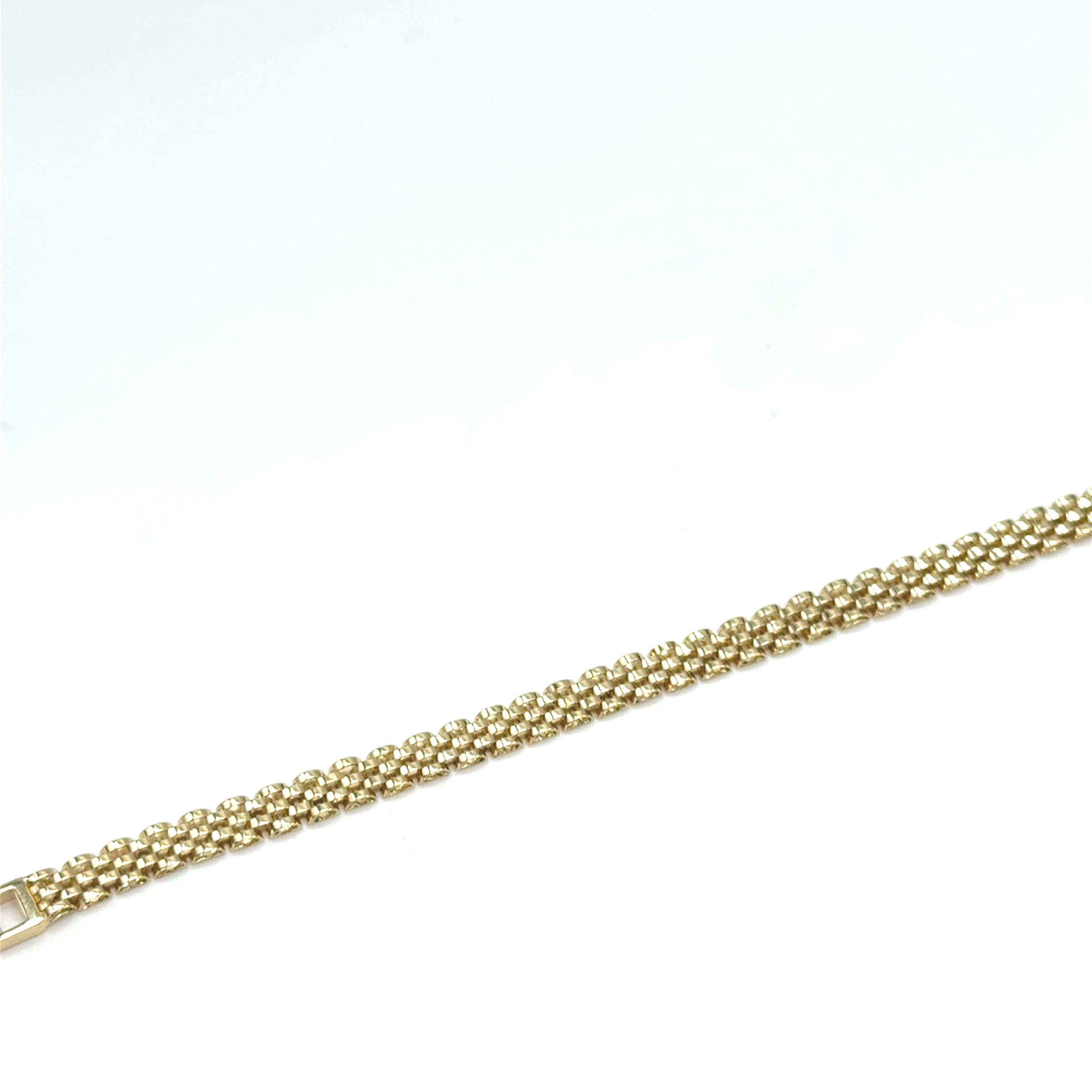 De 14k geelgouden president schakel armband modelnummer JRS13 is een stijlvolle en elegante armband met een breedte van 6 mm en een gewicht van 10,4 gram. Deze nieuwe, glanzende armband van 14-karaats goud is perfect voor zowel dagelijks gebruik als speciale gelegenheden. Draag hem solo of combineer met andere gouden sieraden voor een verfijnde look.
