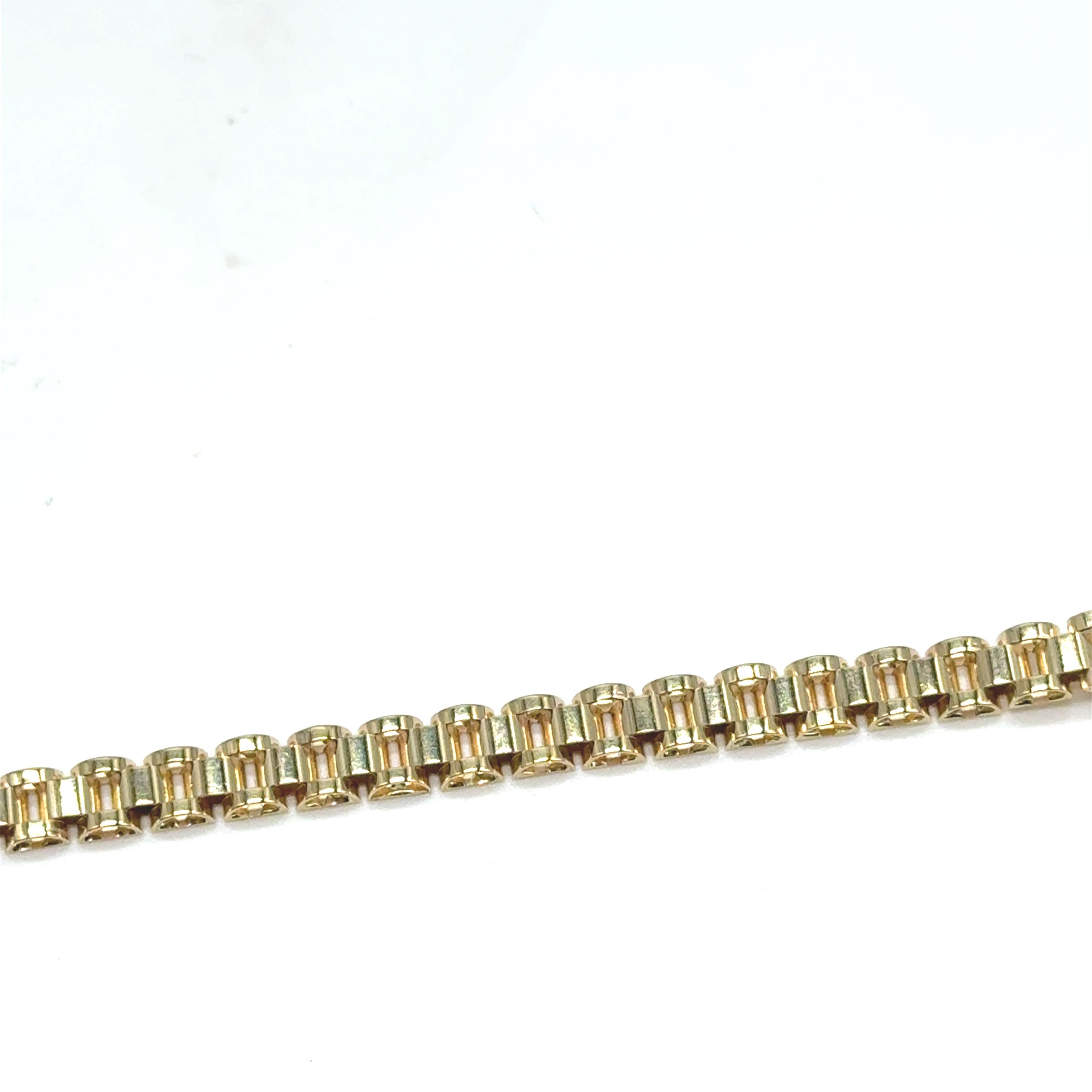 De 14k geelgouden president schakel armband, model JRS14, is een verfijnde armband met een breedte van 5 mm. Gemaakt van 14-karaats goud, weegt hij 8,2 gram. De armband is 20 cm lang en straalt met zijn gouden kleur elegantie uit. Perfect om solo te dragen of te combineren met andere sieraden voor een chique uitstraling.