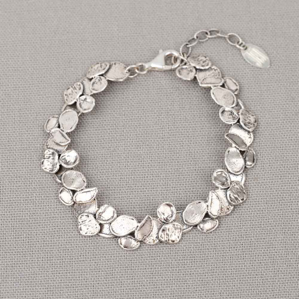 Een stijlvolle armband van 925 sterling zilver met glanzende afwerking. De verfijnde schakels, geïnspireerd op de vorm van blaadjes, geven het sieraad een natuurlijke en sierlijke uitstraling.  
