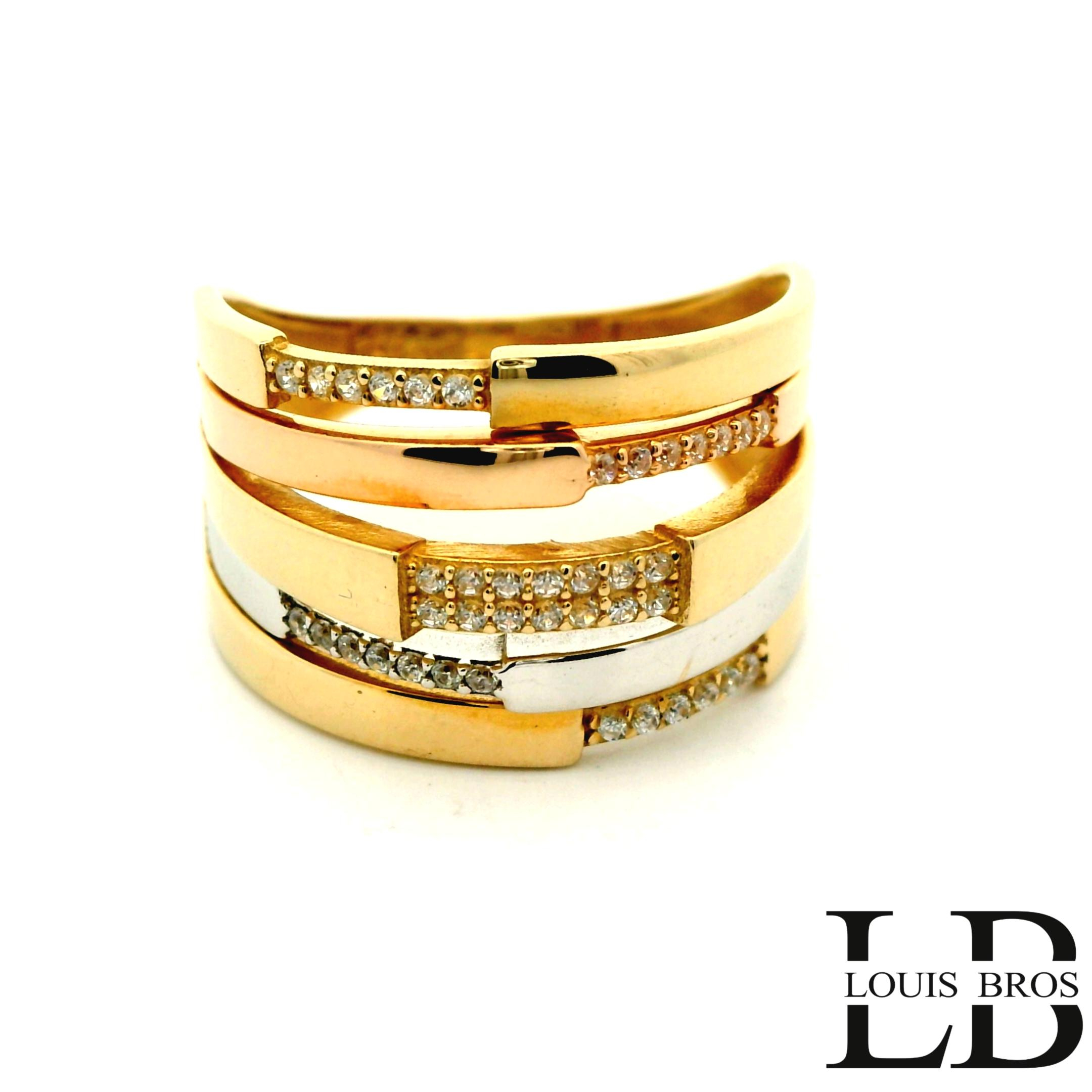 Deze schitterende ring is vervaardigd uit 14 karaat tricolor goud (5. gr), waarbij geel-, wit- en rosegoud op elegante wijze samenkomen. Het speelse kleurenspel geeft de ring een unieke en luxe uitstraling. De ring is verder verrijkt met fonkelende zirkonia’s, die zorgen voor een sprankelende schittering bij iedere beweging.

Een tijdloos en stijlvol sieraad dat perfect is voor dagelijks gebruik, maar ook bijzonder mooi bij feestelijke gelegenheden. Dankzij de combinatie van drie goudkleuren laat de ring zich makkelijk combineren met andere sieraden.

 Materiaal: 14 karaat goud (tricolor: geel, wit & rosé)
 Steen: Zirkonia
 Stijl: Elegant, luxe en veelzijdig.
De ring is verkrijgbaar in meerdere afmetingen.