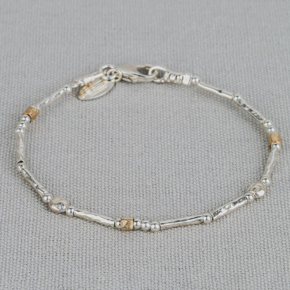 Een verfijnde armband gemaakt van 925 sterling zilver in combinatie met Goldfilled buisjes en bolletjes. Deze armband is goed de combineren met het bijpassende collier.