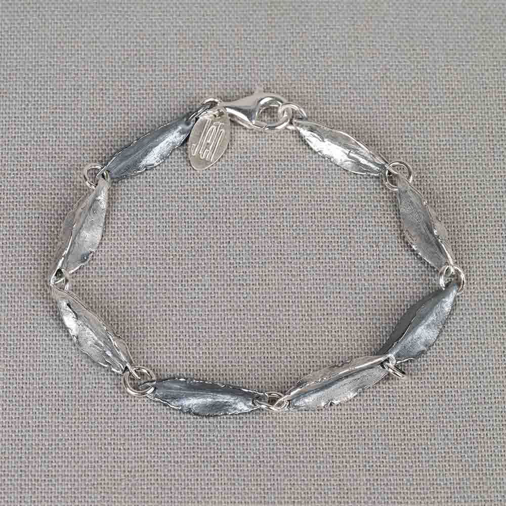 Een prachtige armband met gevouwen blaadjes. Gemaakt van 925 (geoxideerd) sterling zilver. Combineer deze armband met het bijpassende collier!