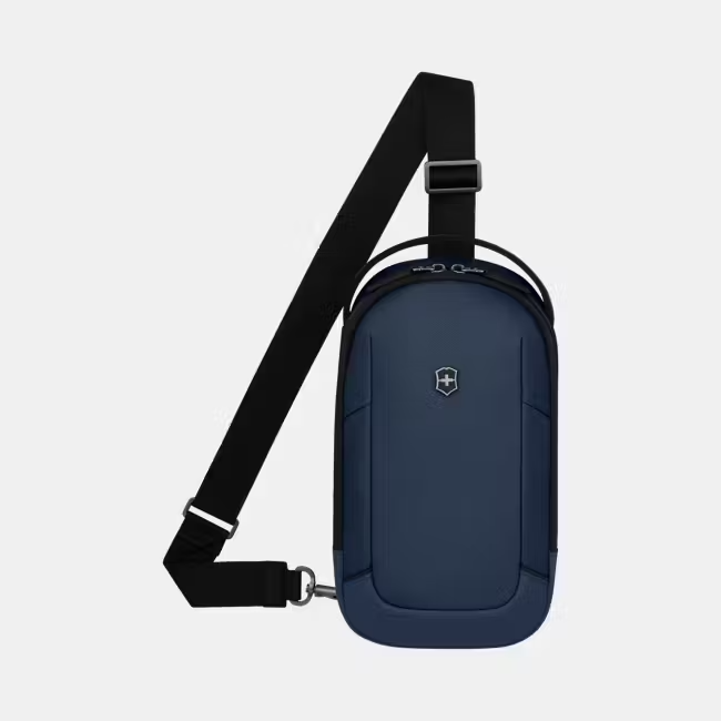Altmont Modern Sling Bag – Compact, Slim en Veilig voor Onderweg

De Altmont Modern Sling Bag is de perfecte metgezel voor wie licht en georganiseerd wil reizen, of je nu onderweg bent naar je werk, een stedentrip maakt of de natuur in trekt. Met zijn compacte formaat, slimme indeling en moderne uitstraling combineert deze sling bag stijl, comfort en veiligheid.

Gemaakt van duurzaam gerecycled polyester (rPET) biedt deze tas de stevigheid van traditioneel polyester, maar met een lagere ecologische voetafdruk. De licht-reflecterende details zorgen ervoor dat je ook bij weinig licht zichtbaar bent – ideaal voor drukke stadsstraten of donkere paden.

Doordacht Design voor Dagelijks Gebruik

Deze sling bag is klein van formaat, maar biedt genoeg ruimte voor je dagelijkse essentials. Hij draagt comfortabel over de schouder of diagonaal over de borst en is geschikt voor elke gelegenheid – van werk tot vrije tijd.

Kenmerken:

Lichtgewicht en compact: ideaal voor dagelijks gebruik of tijdens het reizen

Licht-reflecterende elementen: verhoogde zichtbaarheid in het donker

Strak, modern design: past bij elke outfit

Veilige ritsvakken voor telefoon, portemonnee, sleutels of paspoort

Productspecificaties

Modelnaam: Altmont Modern Sling Bag

Artikelnummer: 653541

Afmetingen: 30 × 16 × 8 cm

Gewicht: 400 g

Materiaal: Gerecycled polyester (rPET)

Kleur: Blauw

Inhoud: 4 liter

Land van herkomst: Indonesië

Garantie: 1 jaar fabrieksgarantie + 10 jaar Victorinox garantie

De Altmont Modern Sling Bag is een slimme en stijlvolle keuze voor wie onderweg licht, veilig en georganiseerd wil blijven. Compact van formaat, groots in gebruiksgemak.