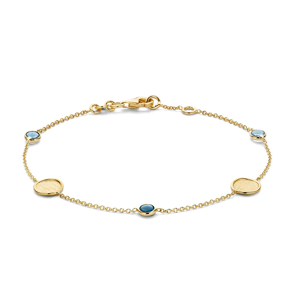 Speelse, 14kt gouden armband met topaas en london blue topaas. De armband bevat bovendien matgouden elementen die eventueel voorzien kunnen worden van een (letter)gravure.
