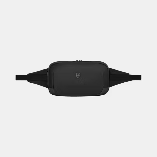 Altmont Modern Belt Bag – Slim, Licht en Veelzijdig

De Altmont Modern Belt Bag is ontworpen voor maximale veelzijdigheid en organisatie, zonder concessies te doen aan stijl. Of je nu door de stad beweegt, op reis bent of een festival bezoekt – deze heuptas houdt je dagelijkse essentials veilig, overzichtelijk én binnen handbereik.

Gemaakt van gerecycled polyester (rPET) is deze belt bag een duurzaam alternatief voor conventioneel polyester. Het is net zo sterk, elastisch en slijtvast, en behoudt langdurig zijn kleur. De onderzijde is voorzien van gelamineerd polyester voor extra waterbestendigheid en weerstand tegen slijtage en spanning – ideaal voor dagelijks gebruik, ongeacht het weer.

Dankzij de antimicrobiële voering blijft de binnenzijde fris en hygiënisch. Licht-reflecterende details zorgen ervoor dat je goed zichtbaar blijft in donkere omstandigheden.

Praktisch & Doordacht

Slimme indeling met meerdere vakken voor georganiseerd opbergen

Compact en lichtgewicht: gemakkelijk te dragen rond de taille of over de schouder

Veilige ritsvakken voor je telefoon, paspoort, portemonnee of sleutels

Moderne look in stijlvol zwart, passend bij elke outfit

Productspecificaties

Modelnaam: Altmont Modern Belt Bag

Artikelnummer: 653533

Afmetingen: 15 × 25 × 7 cm

Gewicht: 300 g

Materiaal: Gerecycled polyester (rPET)

Kleur: Zwart

Inhoud: 3 liter

Land van herkomst: Indonesië

Garantie: 1 jaar fabrieksgarantie + 10 jaar Victorinox garantie

De Altmont Modern Belt Bag is de ideale keuze voor wie onderweg stijlvol, veilig en efficiënt wil blijven. Compact, georganiseerd en klaar voor elk avontuur.