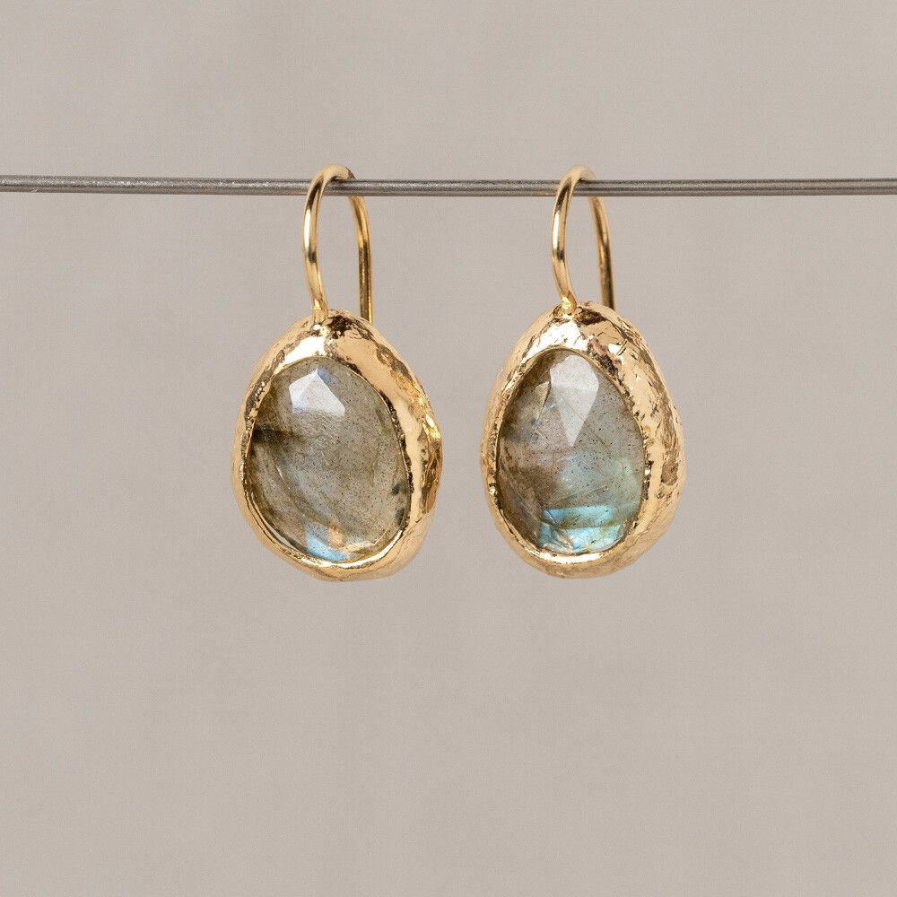 Elegante oorhangers in druppelvorm. Gemaakt van zilver verguld in combinatie met de edelsteen Labradoriet. Ook verkrijgbaar met Maansteen.  
