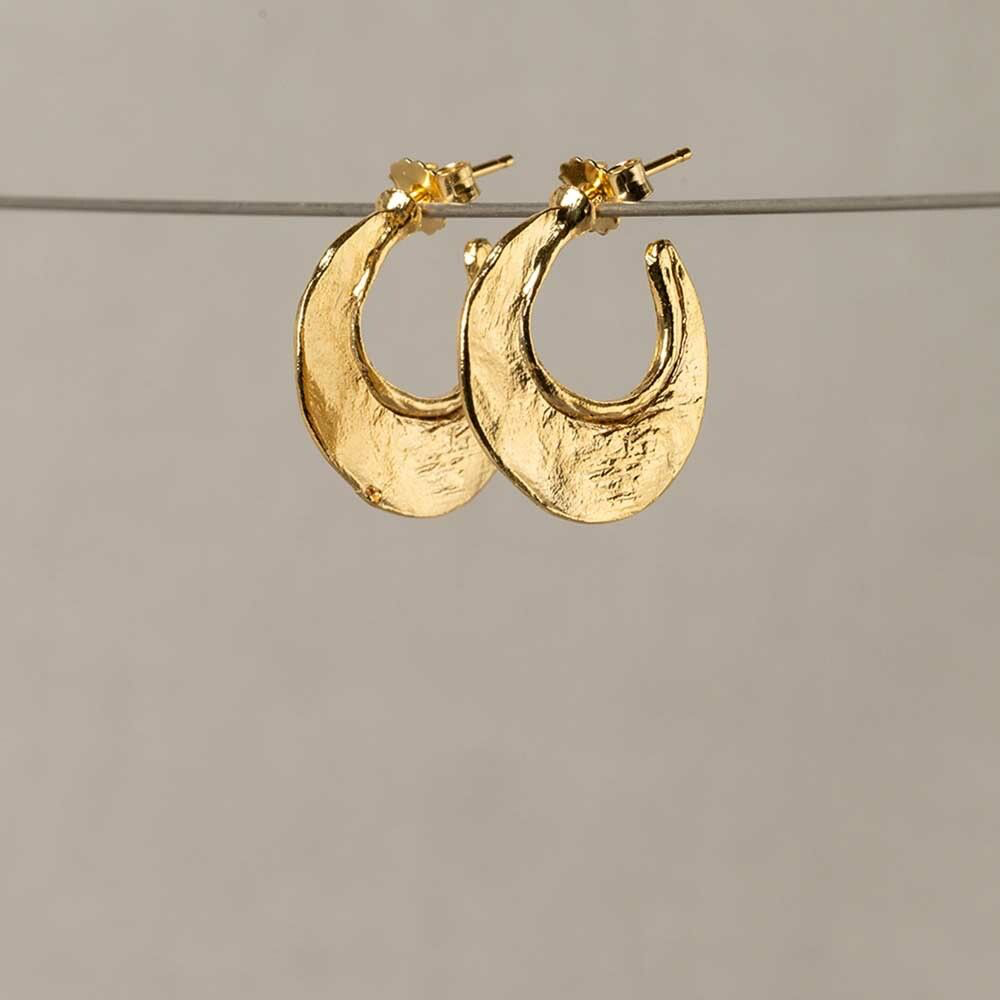 Mooie oorstekers gemaakt van verguld zilver. Door de brede vorm lijken deze oorbellen een beetje op een maan. 