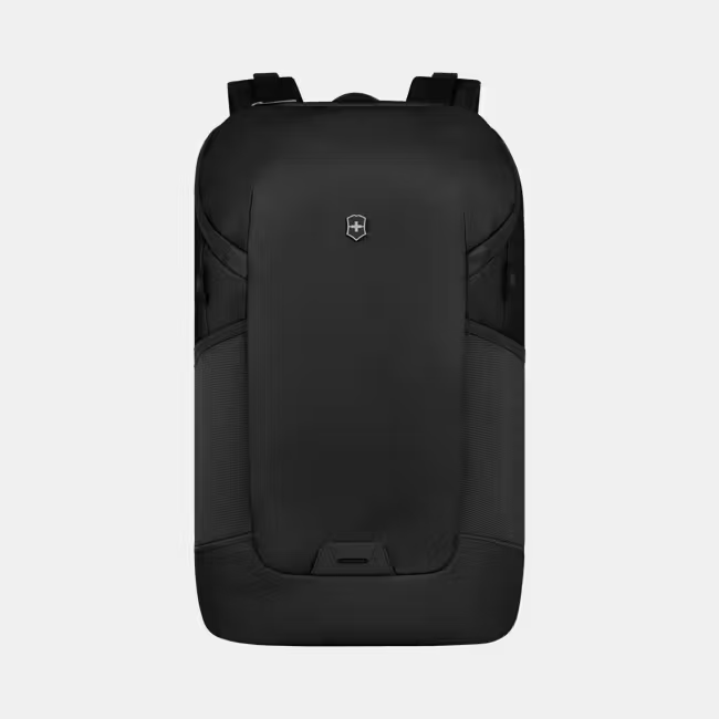 Altmont Modern Commuter Backpack – Slim Ontworpen voor Werk en Reizen

De Altmont Modern Commuter Backpack is speciaal ontworpen voor de moderne reiziger die efficiënt wil inpakken zonder in te leveren op stijl of functionaliteit. Deze robuuste en doordachte rugzak biedt alles wat je nodig hebt om je dag soepel te laten verlopen — van woon-werkverkeer tot een spontane trip na werktijd.

Gemaakt van gerecycled polyester (rPET) is deze tas een duurzaam alternatief voor conventioneel polyester. De buitenkant is gemakkelijk schoon te maken, slijtvast en waterafstotend, waardoor je spullen altijd goed beschermd zijn, ongeacht de omstandigheden.

De antimicrobiële voering helpt bij het remmen van de groei van bacteriën in de stof, wat zorgt voor een fris en hygiënisch interieur — ideaal bij dagelijks intensief gebruik.

Doordacht ontwerp voor dagelijks comfort

Met slimme opbergmogelijkheden en een ruim hoofdvak is deze backpack perfect voor laptop, documenten, accessoires en persoonlijke spullen. Je vindt er alles wat je nodig hebt om georganiseerd en veilig op pad te gaan.

Kenmerken:

Georganiseerde indeling voor maximale efficiëntie

Reflecterende details en bevestiging voor fietslicht voor extra zichtbaarheid

Gevoerd laptopvak geschikt voor laptops tot 15.6” / 40 cm

Comfortabele, verstelbare schouderbanden

Antimicrobiële binnenvoering

Waterafstotende buitenkant

Productspecificaties

Modelnaam: Altmont Modern Commuter Backpack

Artikelnummer: 653548

Afmetingen: 47 × 32 × 18 cm

Gewicht: 1100 g

Materiaal: Gerecycled polyester (rPET)

Kleur: Zwart

Inhoud: 22 liter

Laptopvak: Geschikt voor laptops tot 15.6” (40 cm)

Land van herkomst: Indonesië

Garantie: 1 jaar fabrieksgarantie + 10 jaar Victorinox garantie

De Altmont Modern Commuter Backpack is jouw betrouwbare partner voor elke werkdag en elk spontaan avontuur. Duurzaam, veilig en stijlvol – klaar om met jou mee te reizen.