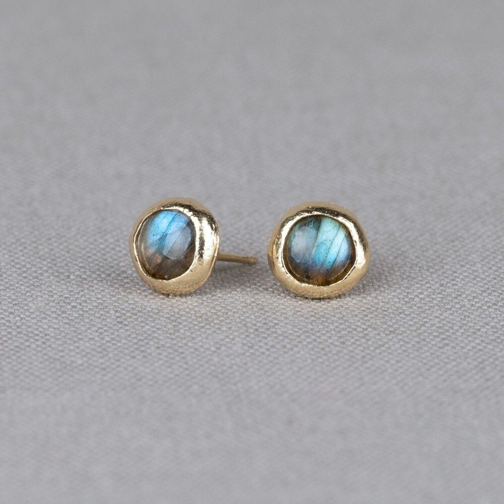 Mooie oorbellen gemaakt van zilver verguld in combinatie met de edelsteen Labradoriet. Wanneer je de steen beweegt/draait, komen de kleuren van de regenboog tevoorschijn. 
