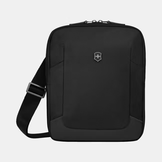 Altmont Modern Crossbody Bag – Handsfree, Veilig en Slim Georganiseerd

De Altmont Modern Crossbody Bag is ontworpen voor de veelzijdige reiziger die moeiteloos schakelt tussen werk, vrije tijd en reizen. Deze compacte en slimme schoudertas biedt maximale bewegingsvrijheid, handsfree gebruik en een slimme indeling met focus op veiligheid en functionaliteit.

Of je nu onderweg bent naar kantoor of een weekendtrip maakt, met deze crossbody bag houd je je essentials altijd binnen handbereik en goed georganiseerd.

Gemaakt van duurzaam gerecycled polyester (rPET), is deze tas een milieubewuste keuze die net zo sterk en slijtvast is als traditioneel polyester. De onderzijde is voorzien van gelamineerd polyester voor extra waterbestendigheid en slijtvaste bescherming, ook tijdens intensief dagelijks gebruik.

Slim en Veilig Ontwerp

De tas beschikt over meerdere compartimenten, elk met een antimicrobiële voering die helpt om je spullen hygiënisch en fris te houden. Denk aan:

Verborgen ritsvak aan de achterkant voor waardevolle spullen

Organisatievakken voor zakelijke benodigdheden

Zacht gevoerd vak dat beschermt tegen krassen, ideaal voor brillen of elektronische apparaten

Dankzij het ergonomische ontwerp draag je de tas comfortabel over je schouder of rug, en ben je altijd klaar voor de volgende stap.

Productspecificaties

Modelnaam: Altmont Modern Crossbody Bag

Artikelnummer: 653536

Afmetingen: 28 × 23 × 9 cm

Gewicht: 400 g

Materiaal: Gerecycled polyester (rPET)

Kleur: Zwart

Inhoud: 6 liter

Land van herkomst: Indonesië

Garantie: 1 jaar fabrieksgarantie + 10 jaar Victorinox garantie

De Altmont Modern Crossbody Bag is de ideale reisgenoot voor wie op zoek is naar veiligheid, stijl en slimme organisatie in een compact formaat. Perfect voor dagelijks gebruik en korte trips – altijd handsfree en klaar voor vertrek.