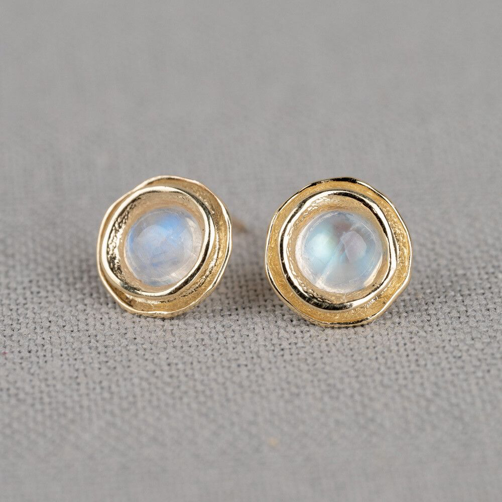 Oorsteker uit de goudcollectie van Jéh Jewels, gemaakt van 14 karaat goud met daarin een Milky Aquamarijn van hoge kwaliteit. Deze oorstekers zijn ook verkrijgbaar met Labradoriet, Gold Rutiel, Black Rutiel en Regenboog Maansteen.