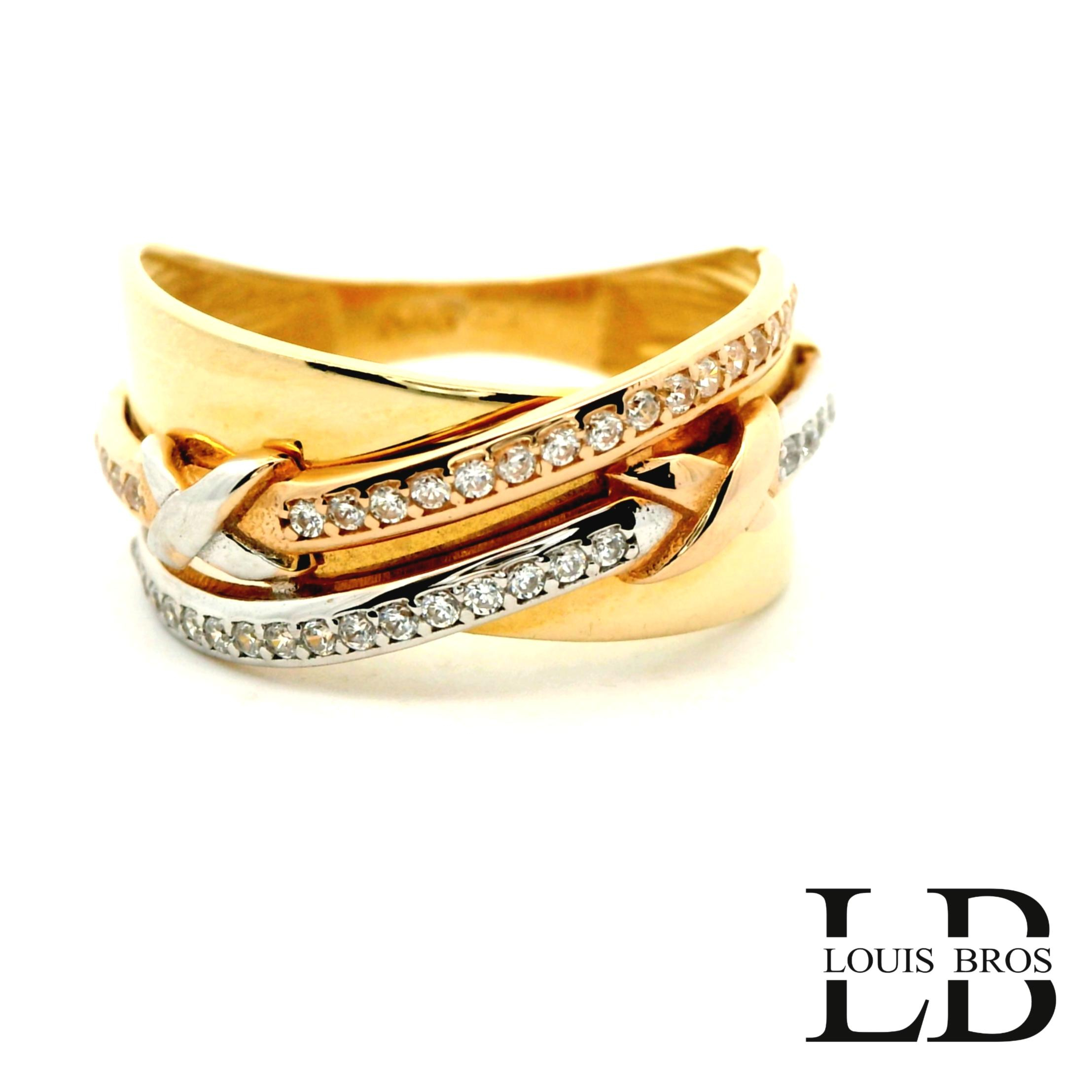 Deze schitterende ring is vervaardigd uit 14 karaat tricolor goud (3.82 gr), waarbij geel-, wit- en rosegoud op elegante wijze samenkomen. Het speelse kleurenspel geeft de ring een unieke en luxe uitstraling. De ring is verder verrijkt met fonkelende zirkonia’s, die zorgen voor een sprankelende schittering bij iedere beweging.

Een tijdloos en stijlvol sieraad dat perfect is voor dagelijks gebruik, maar ook bijzonder mooi bij feestelijke gelegenheden. Dankzij de combinatie van drie goudkleuren laat de ring zich makkelijk combineren met andere sieraden.

 Materiaal: 14 karaat goud (tricolor: geel, wit & rosé)
 Steen: Zirkonia
 Stijl: Elegant, luxe en veelzijdig.
De ring is verkrijgbaar in meerdere afmetingen.