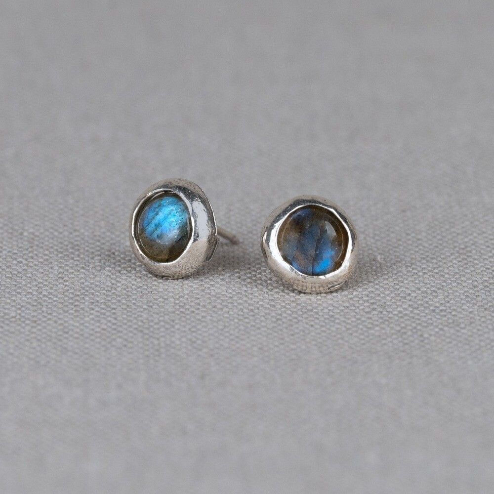 Oorbellen gemaakt van 925 sterling zilver. Het zilver is geoxideerd en daana weer gepoleisd. Hierdoor blijft het zilver kleurvast. In de de oorbel zit de edelsteen Labradoriet. Als je de oorbel beweegt, zie je de regenboog kleuren tevoorschijn komen van deze prachtige steen. 