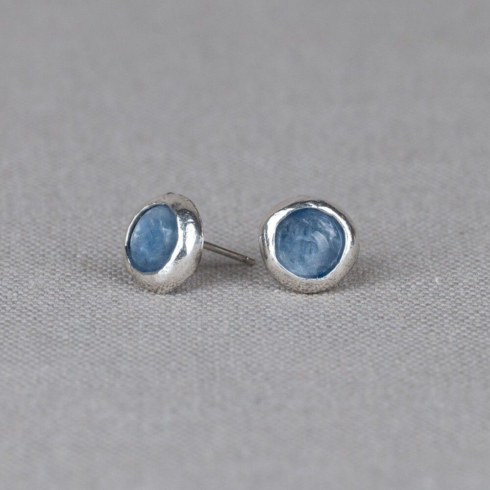 Oorknop gemaakt van 925 sterling oxy shiny zilver, oxy shiny is zilver wat geoxideerd is en daana weer gepoleisd. Hierdoos blijft het zilver kleurvast. In de de oorbel zit de edelsteen Kyaniet. De oorbellen zijn mooi te combineren met de bijpassende hanger.
