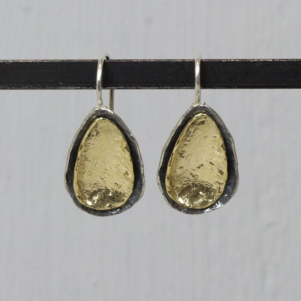 Bijzonder oorhangers gemaakt van 925 sterling zilver in de vorm van een druppel, in het midden van de druppel zit een kleinere druppel van zilver verguld.